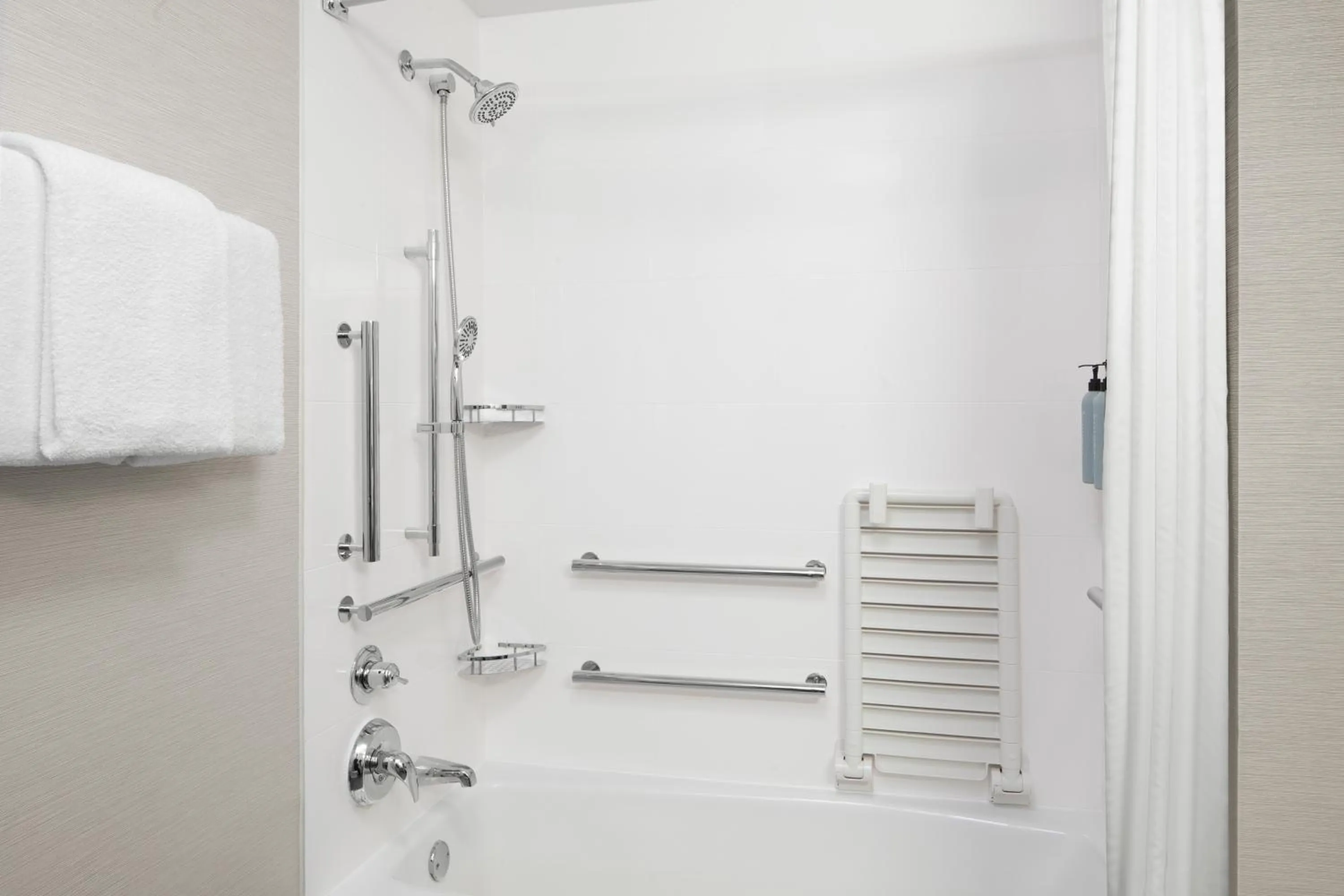 Bathroom in Courtyard by Marriott Little Rock West