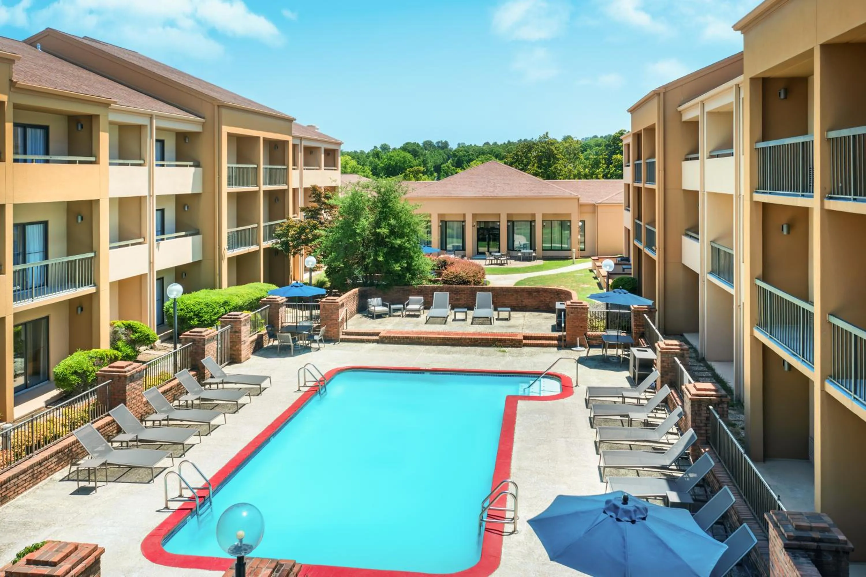 Swimming pool in Courtyard by Marriott Little Rock West