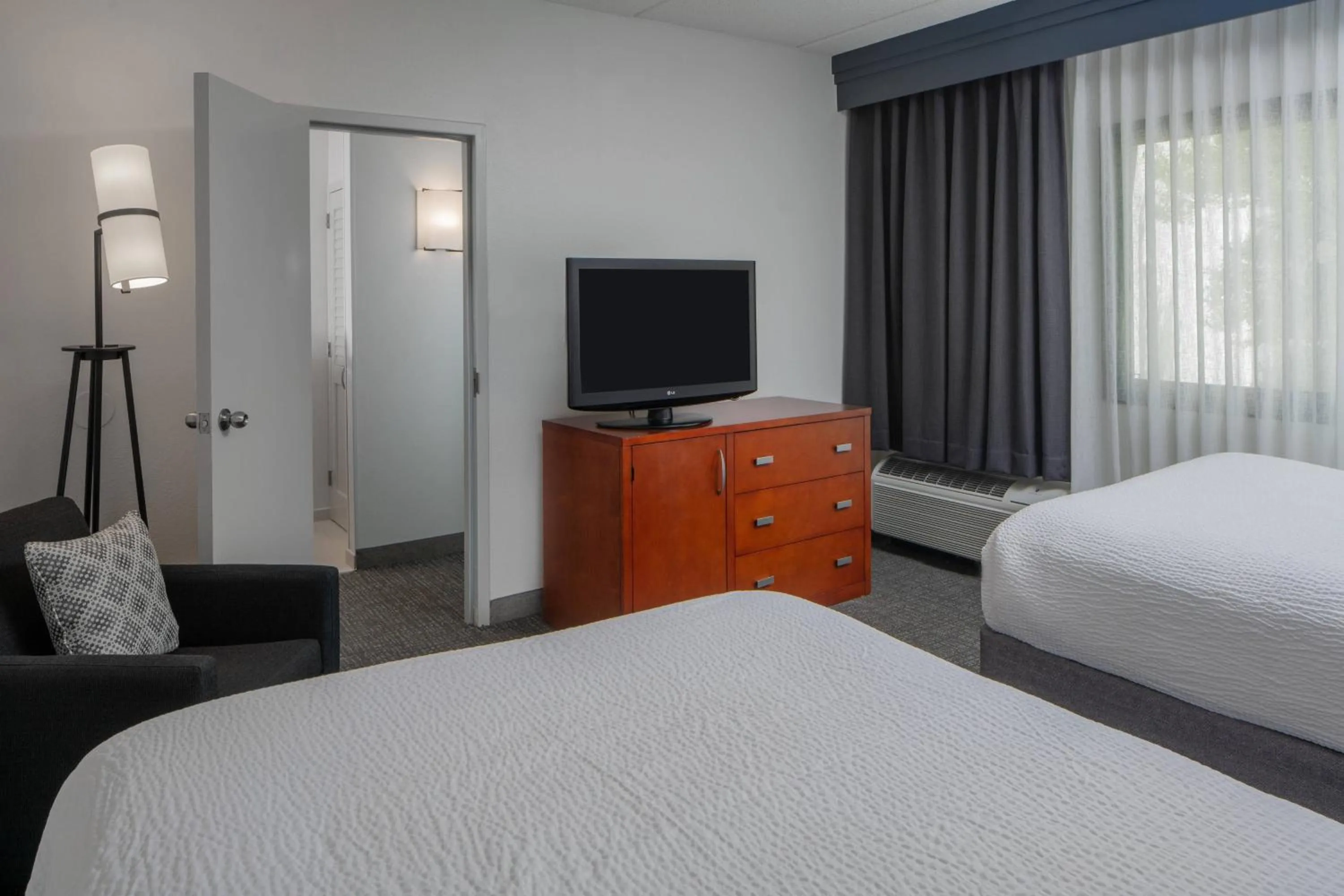 Bedroom, Bed in Courtyard by Marriott Memphis East/Park Avenue