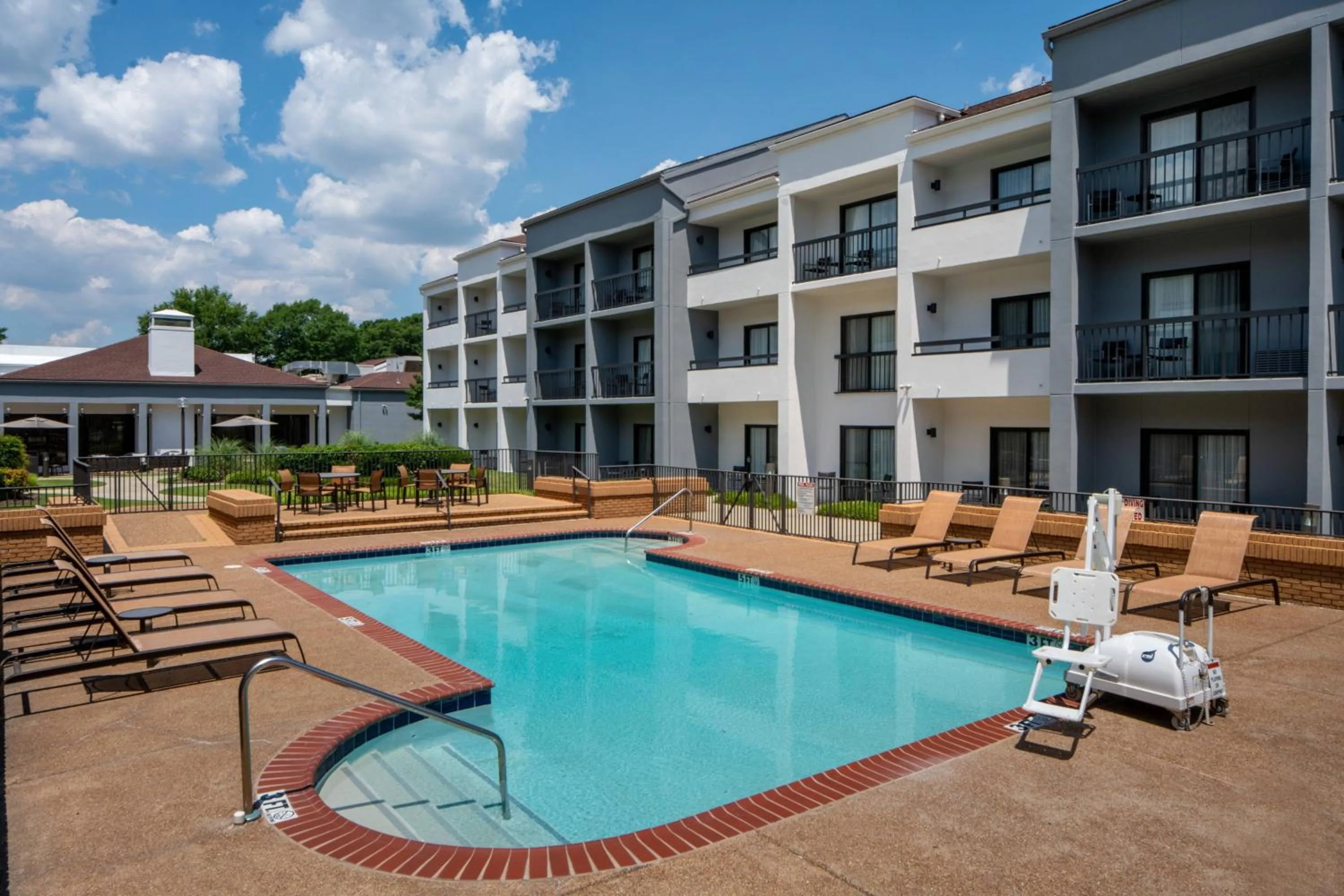 Swimming pool in Courtyard by Marriott Memphis East/Park Avenue