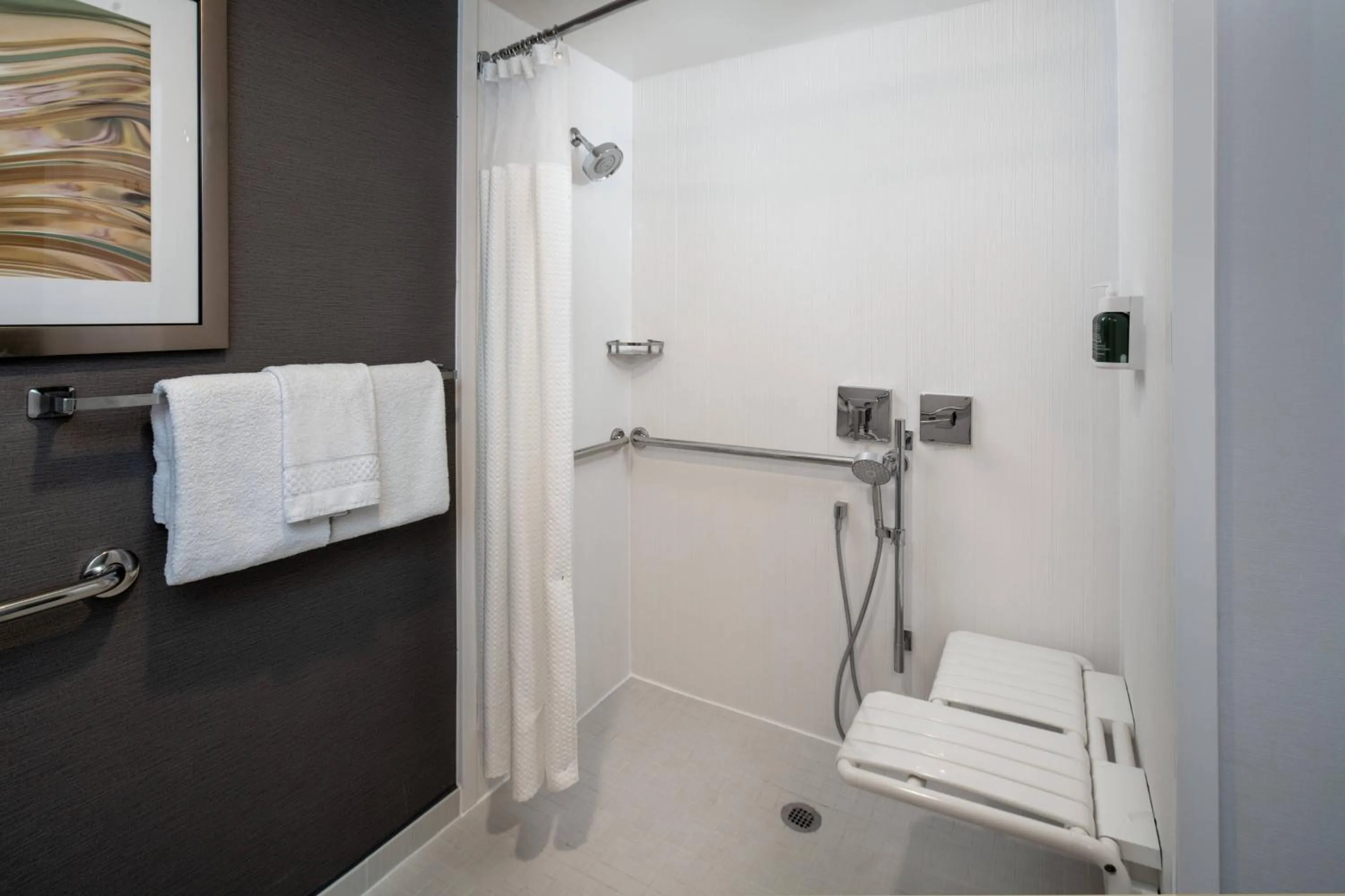 Bathroom in Courtyard by Marriott Memphis East/Park Avenue