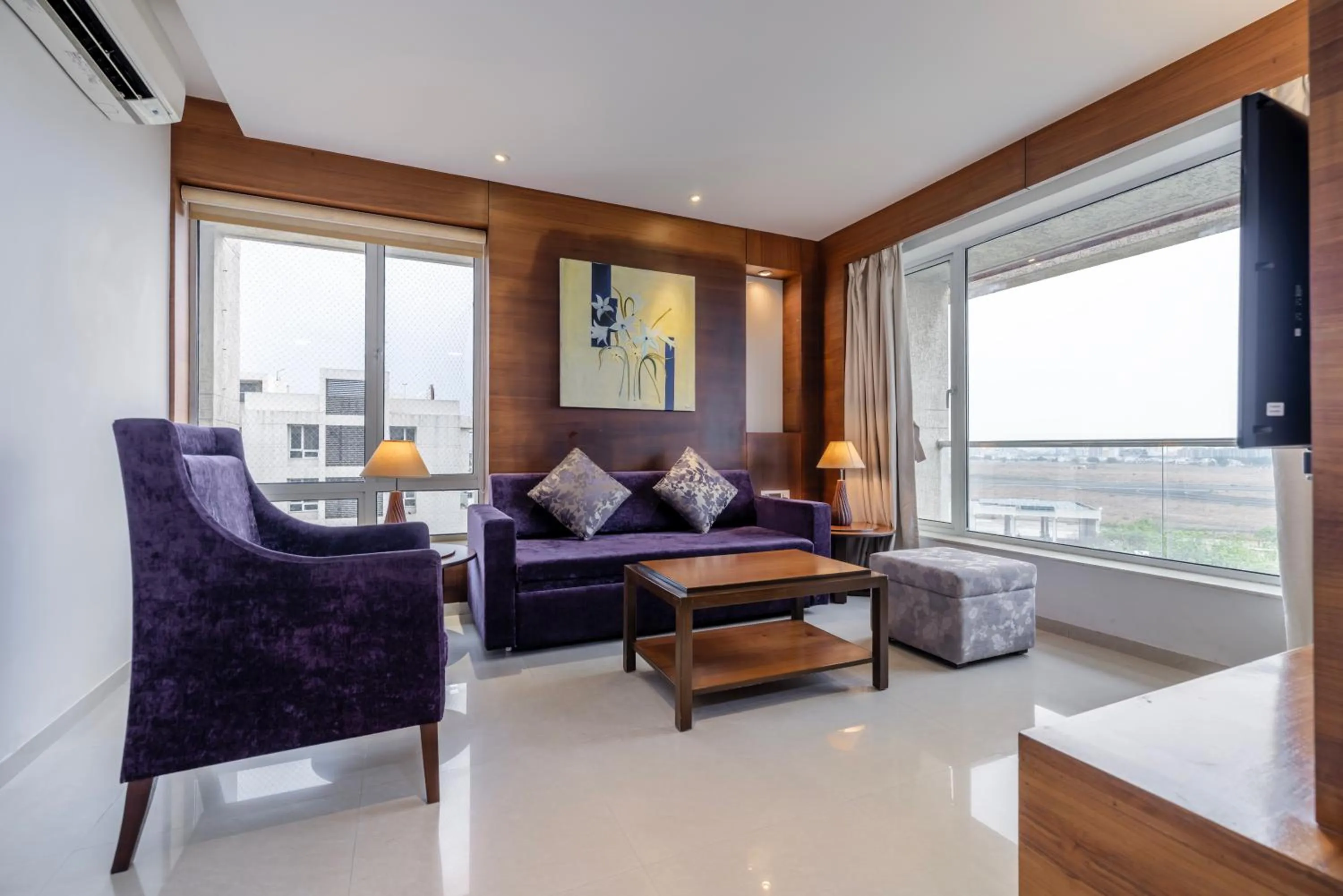 TV and multimedia in Quality Inn Patria Suites, Rajkot