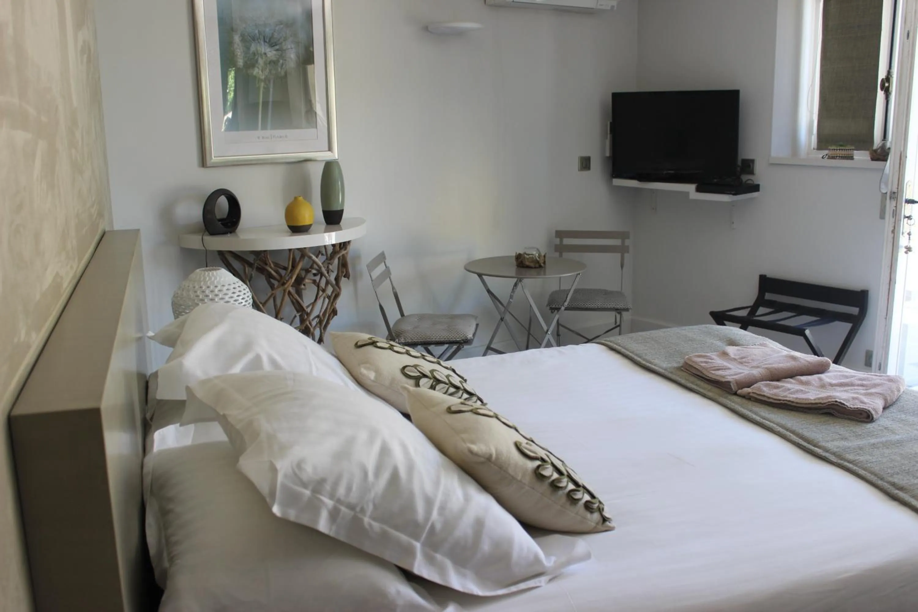 Photo of the whole room, Bed in Château de Courtebotte