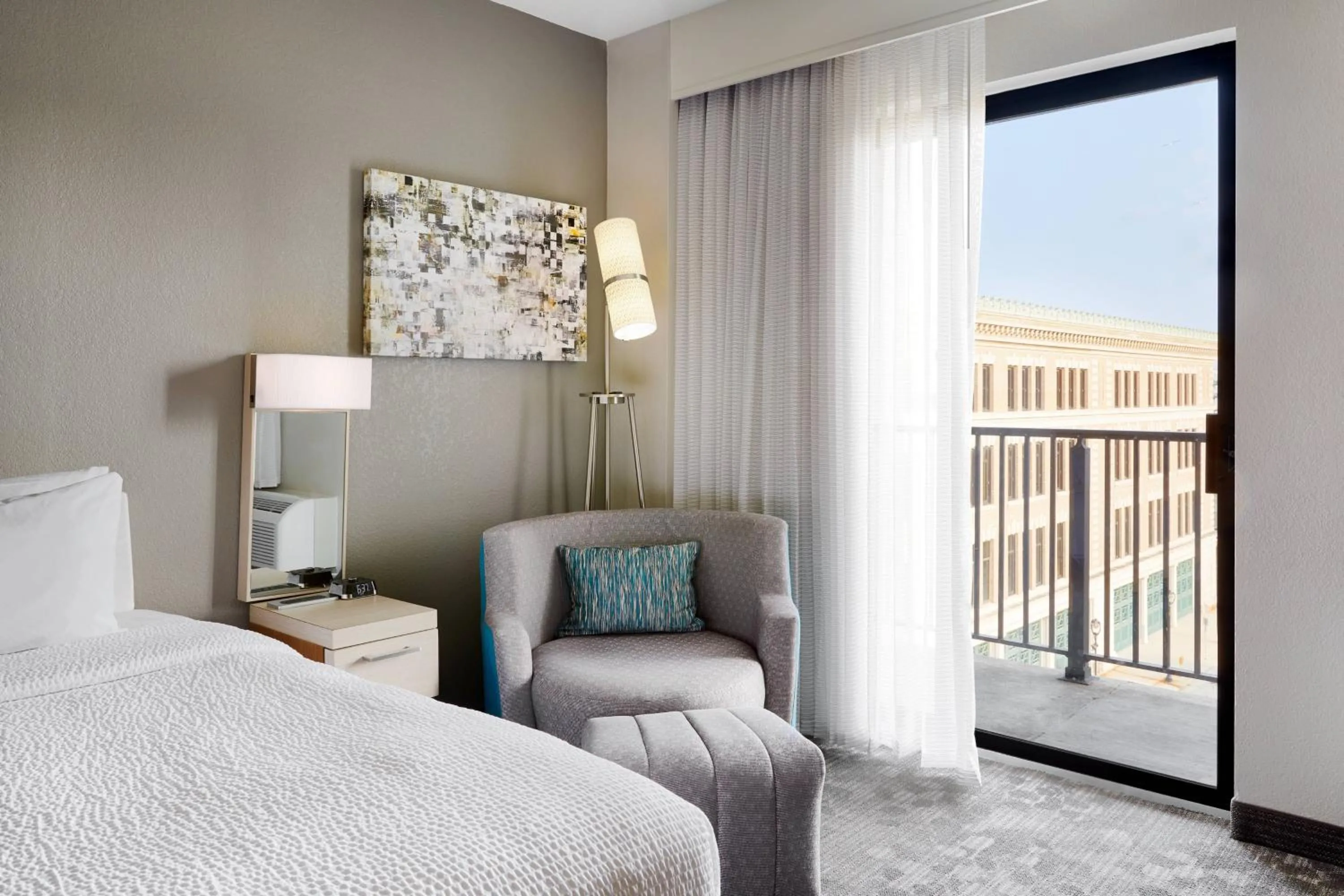 Photo of the whole room, Bed in Courtyard Milwaukee Downtown