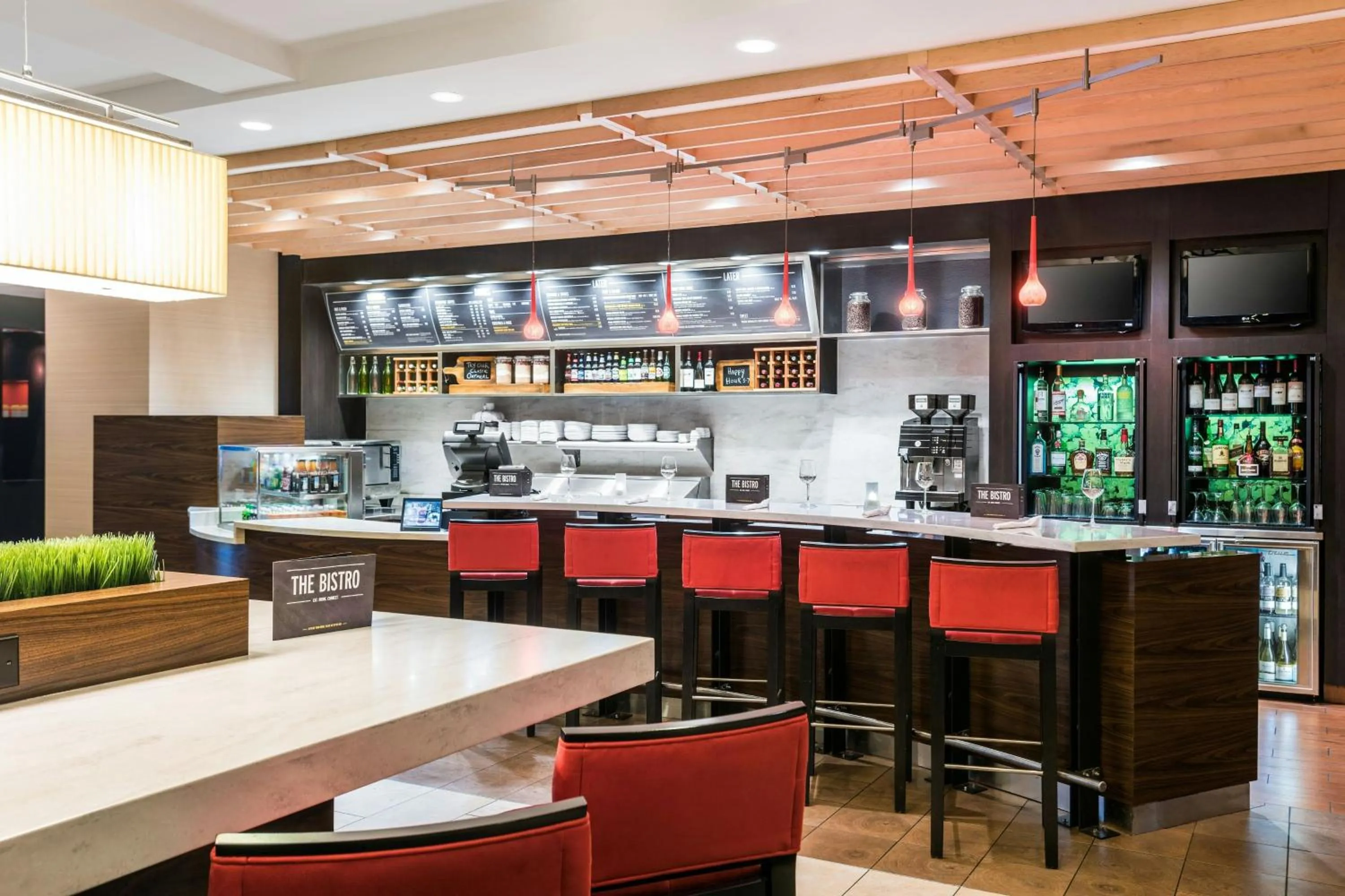 Breakfast in Courtyard Milwaukee Downtown