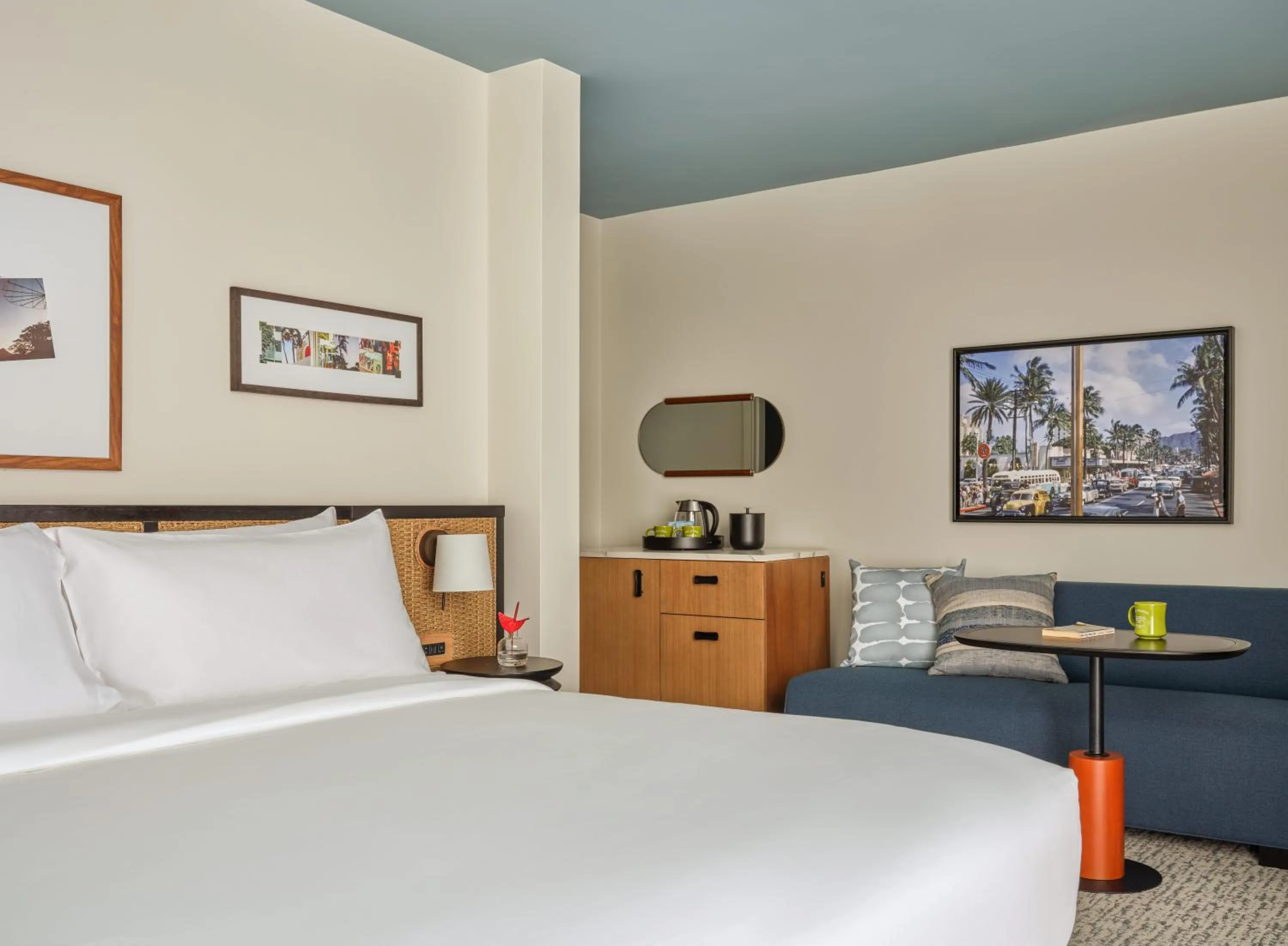 Bed in Romer House Waikiki