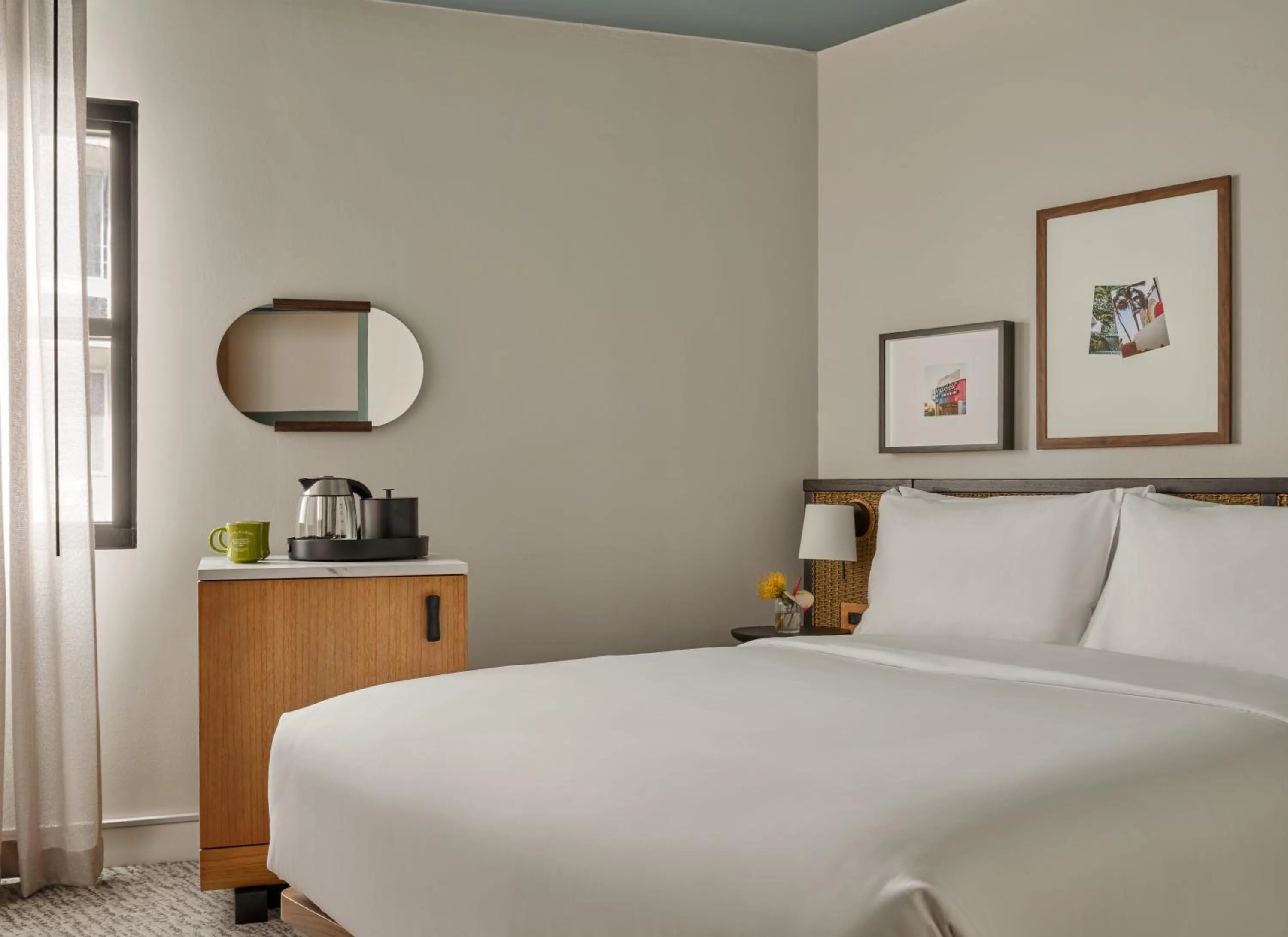 Bed in Romer House Waikiki