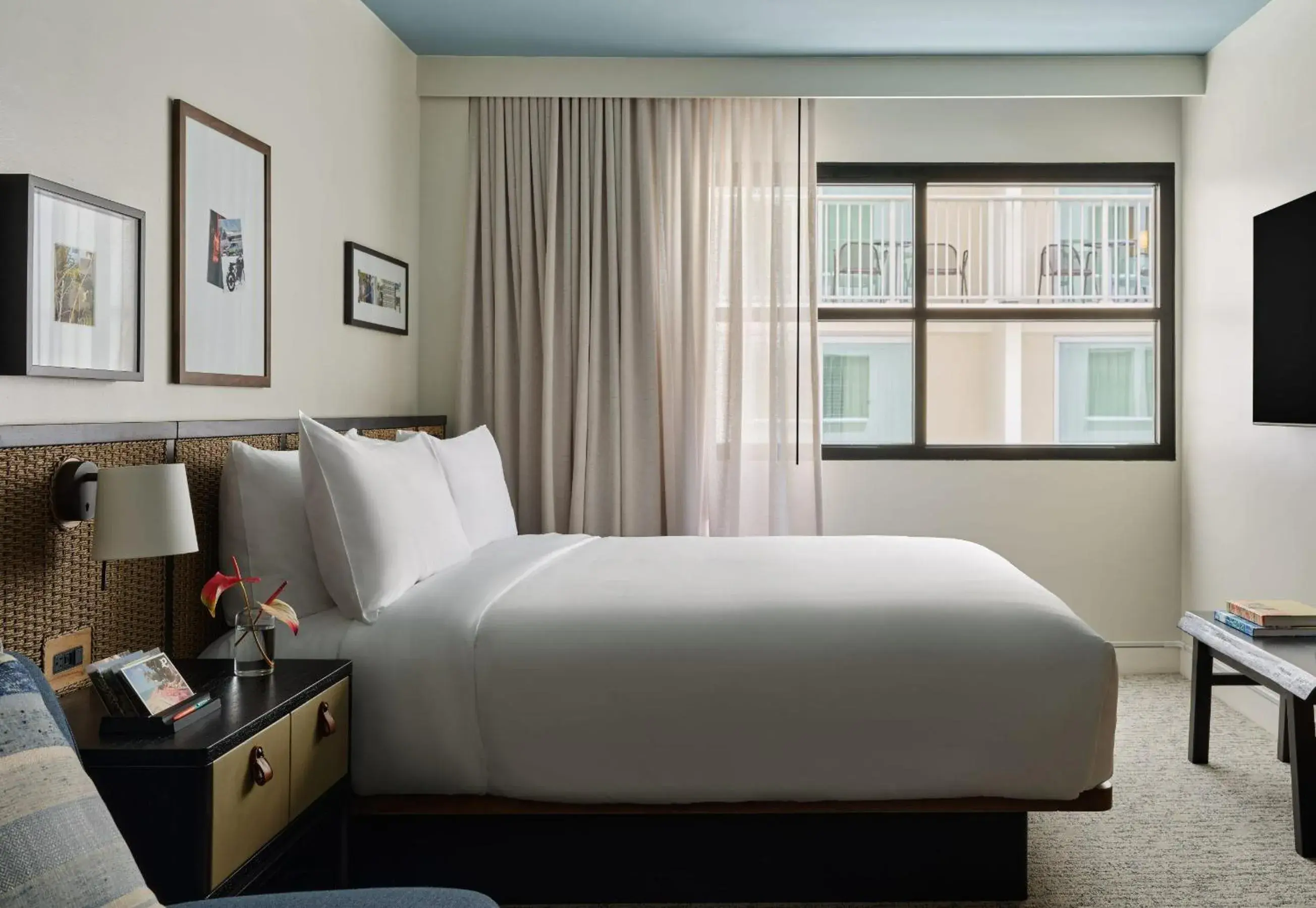 Standard King in Romer House Waikiki Standard King in Romer House Waikiki