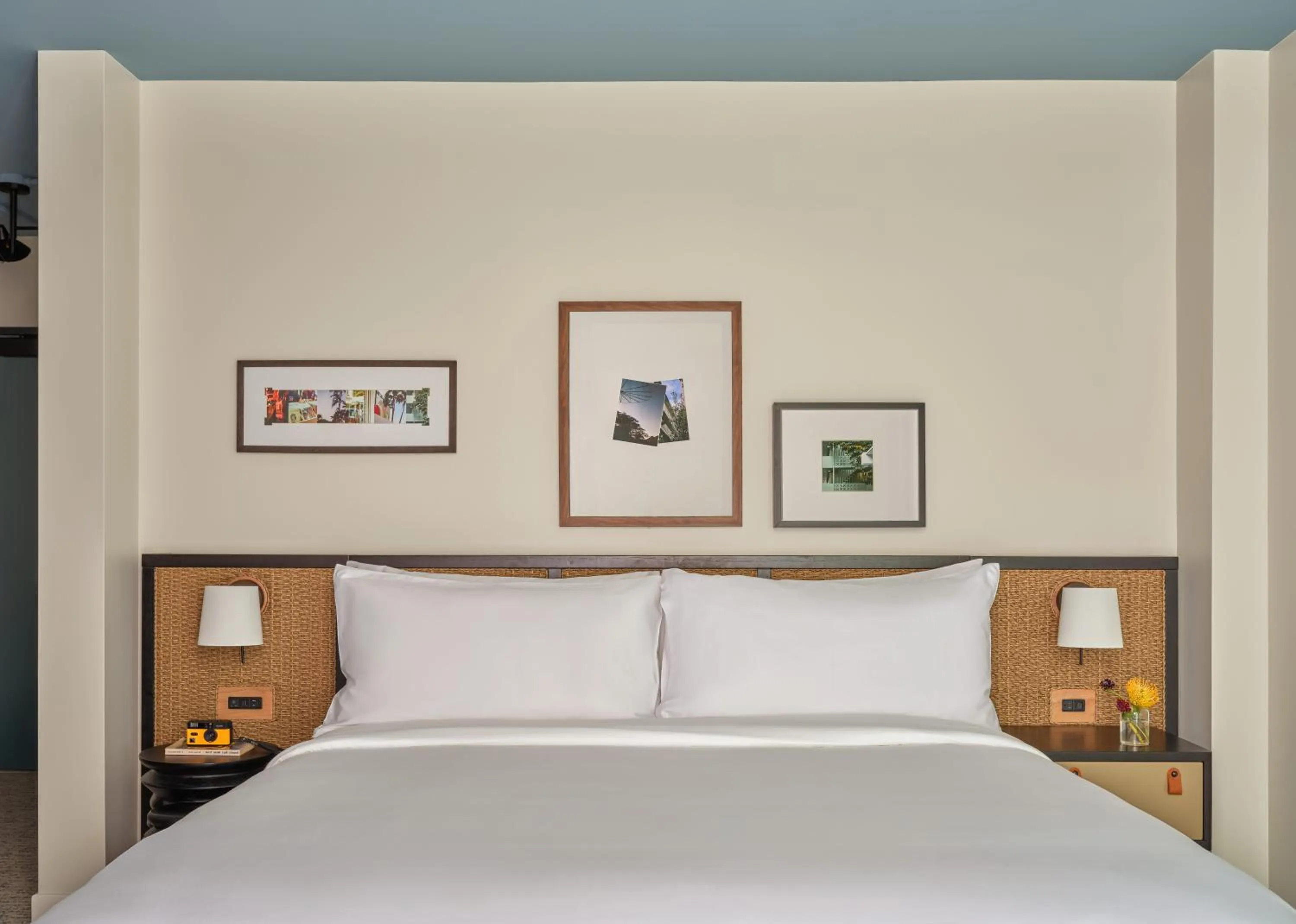 Bed in Romer House Waikiki