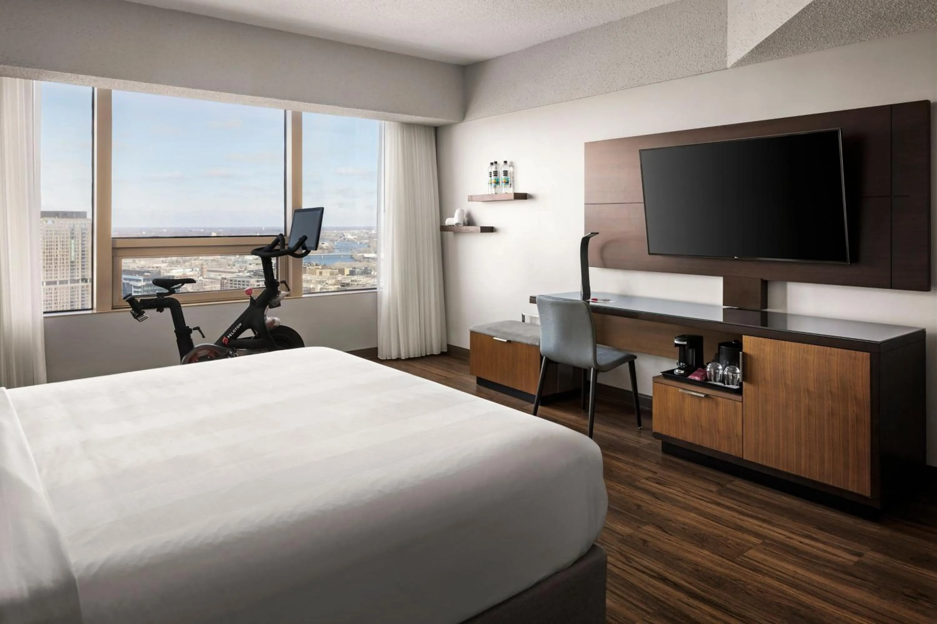 Photo of the whole room, Bed in Minneapolis Marriott City Center