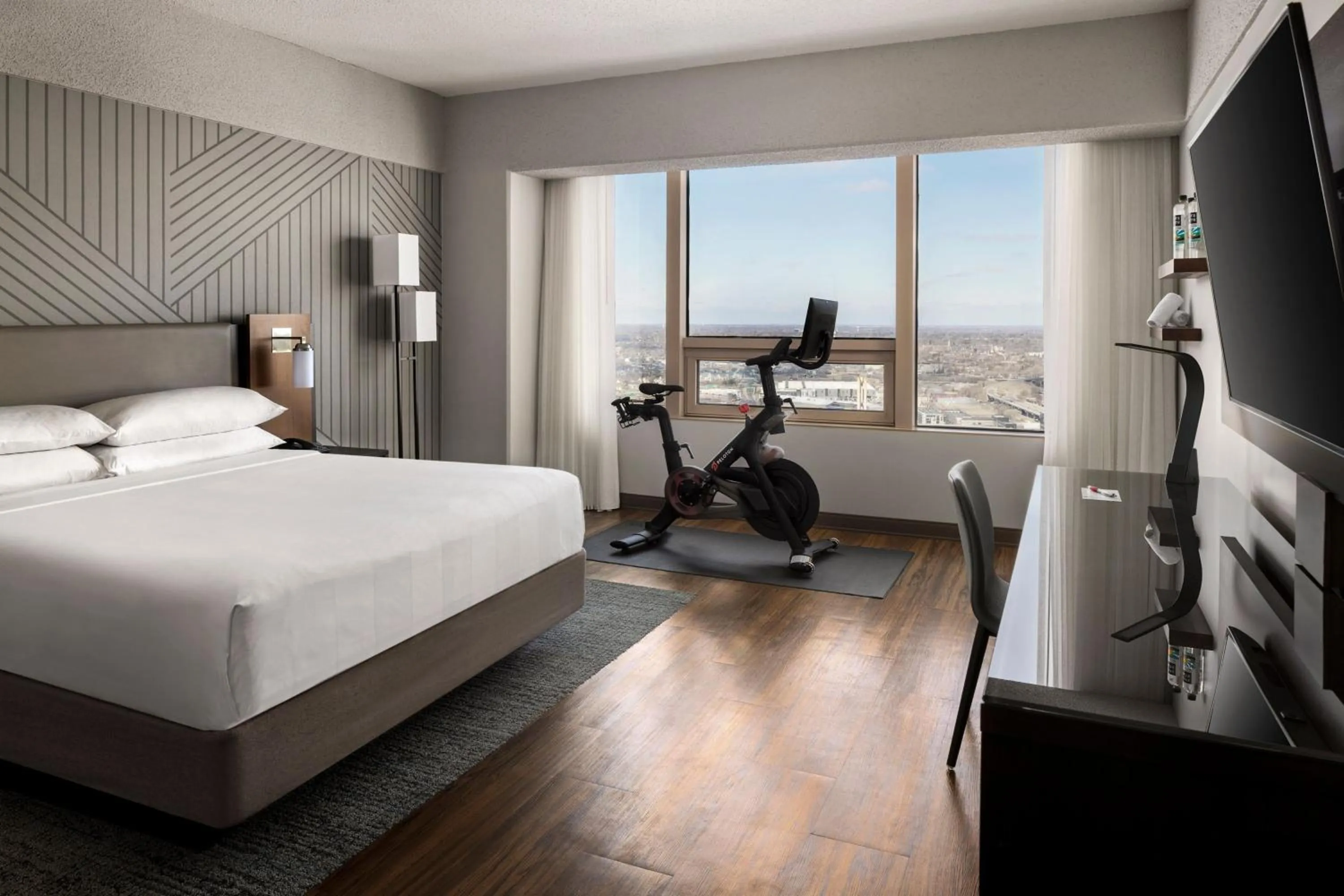 Photo of the whole room, Bed in Minneapolis Marriott City Center