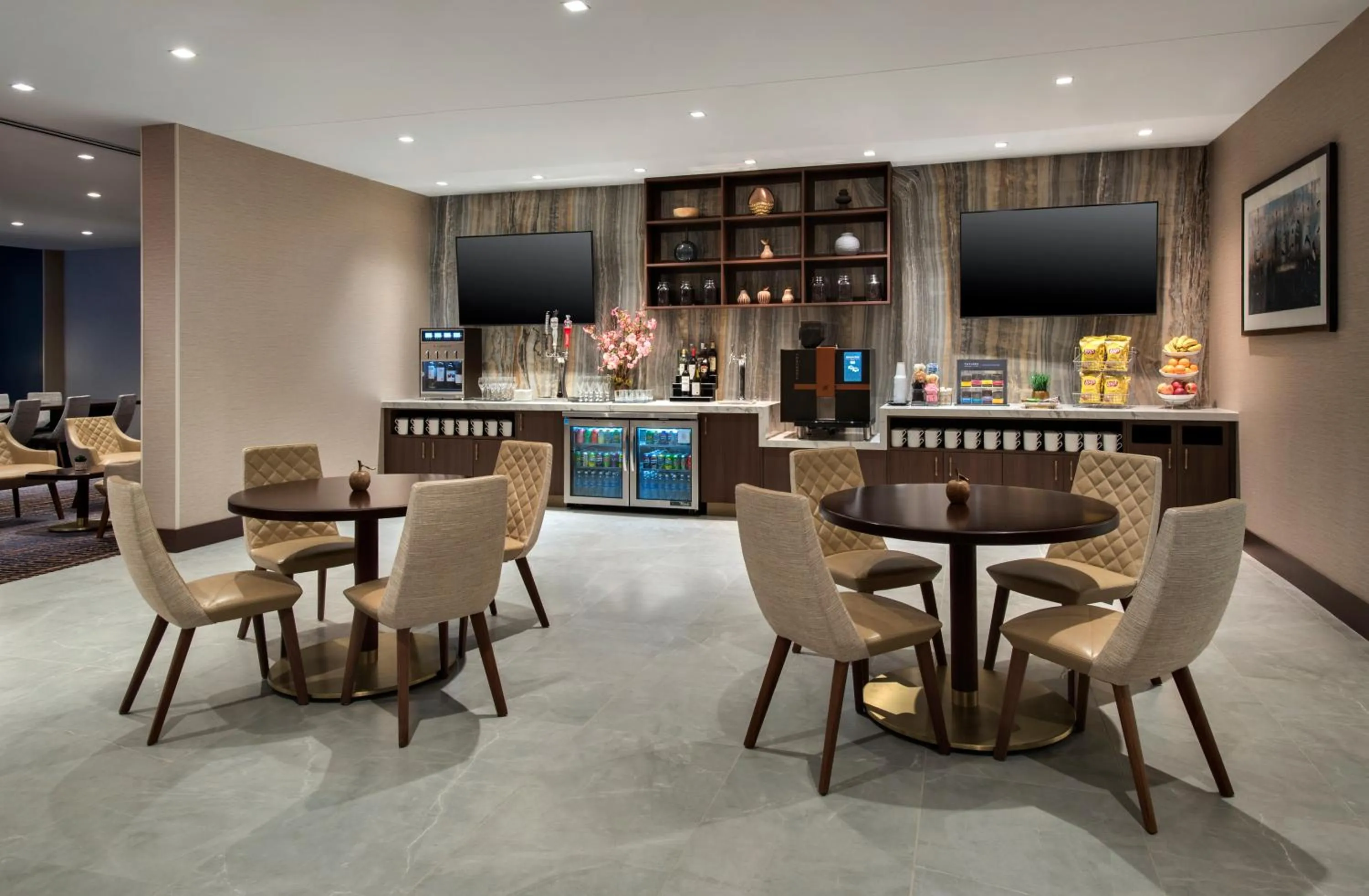 Lounge or bar in Westchester Marriott