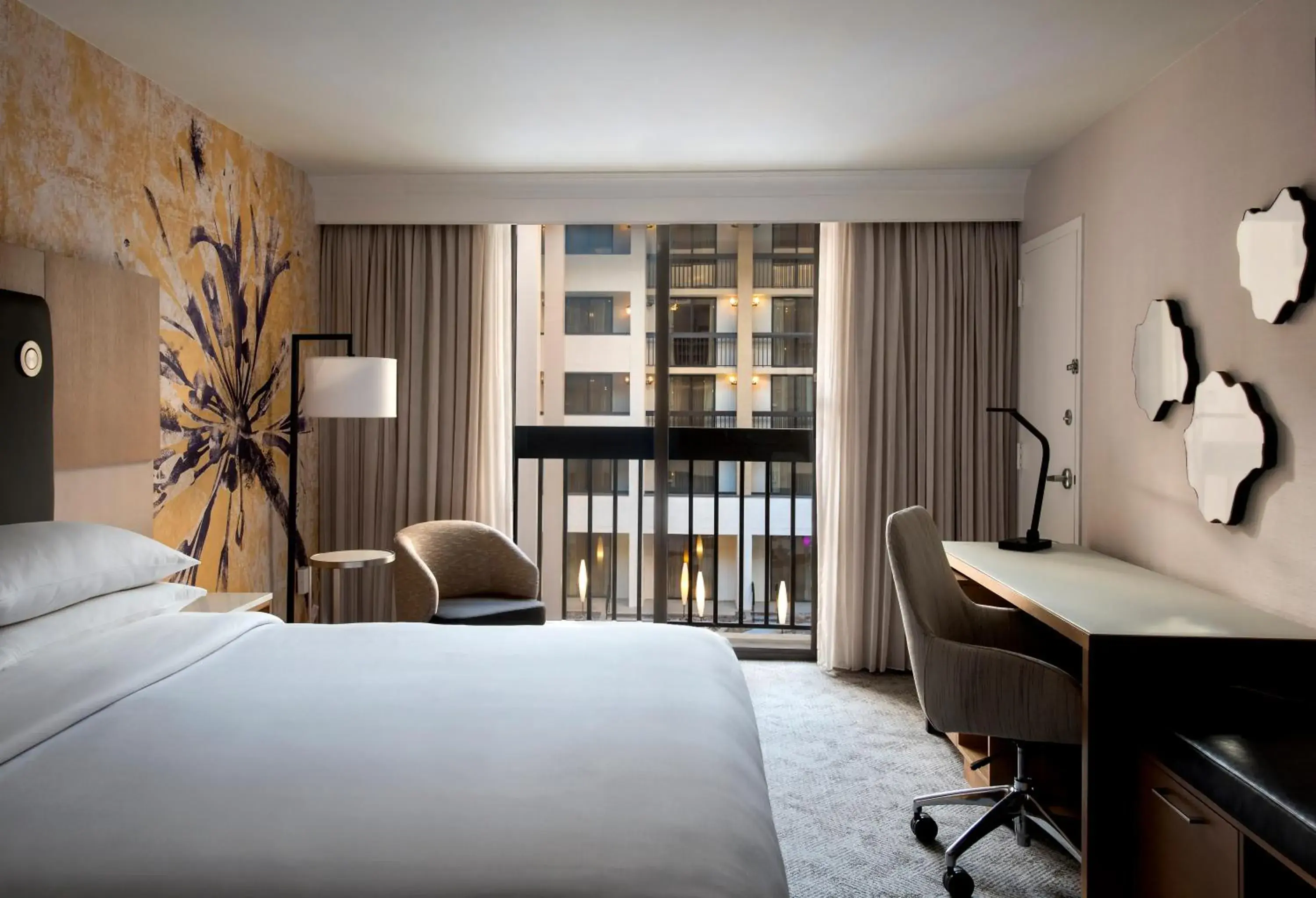 King Room with Atrium View and Balcony in Westchester Marriott King Room with Atrium View and Balcony in Westchester Marriott