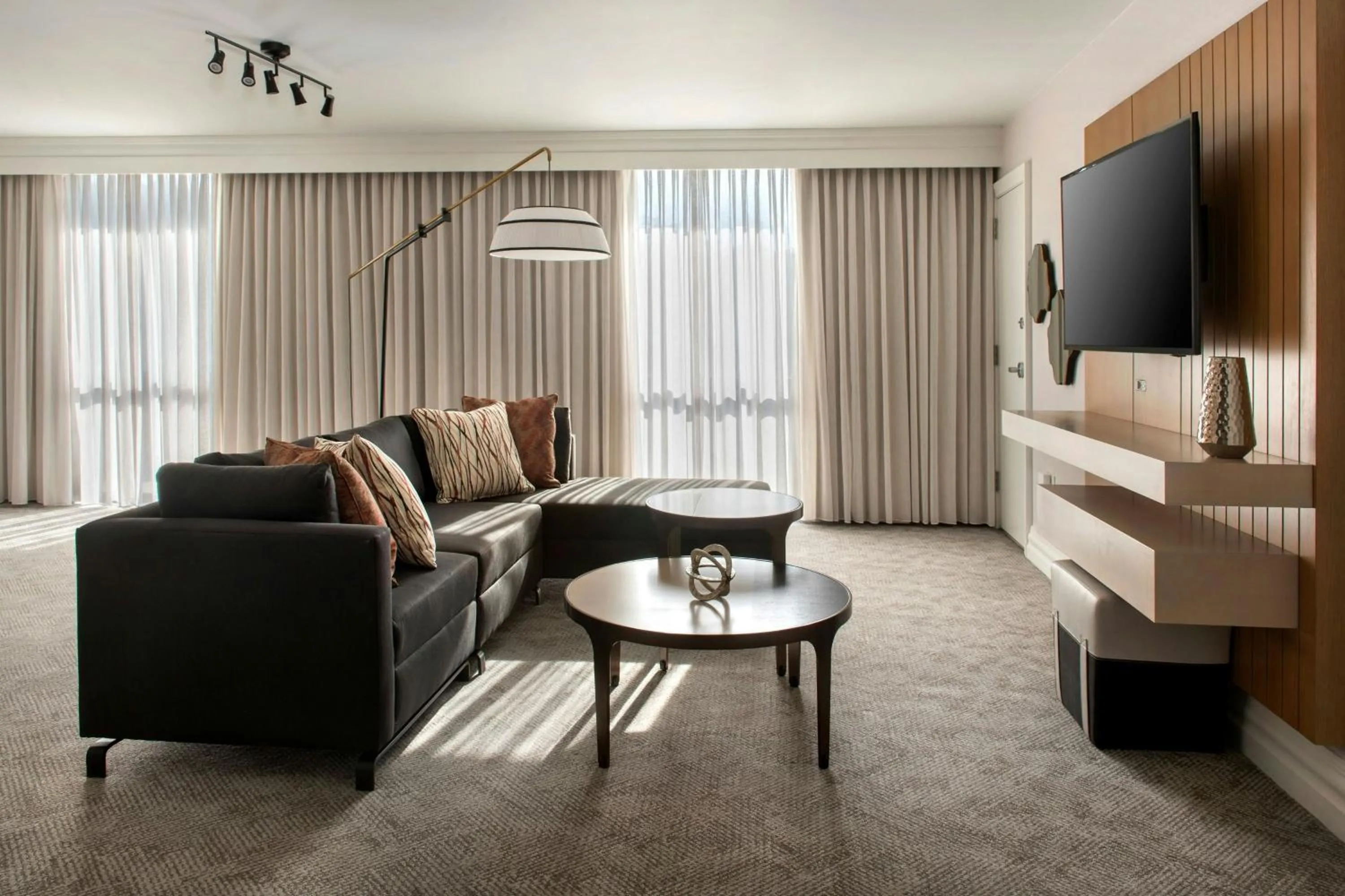 Living room in Westchester Marriott