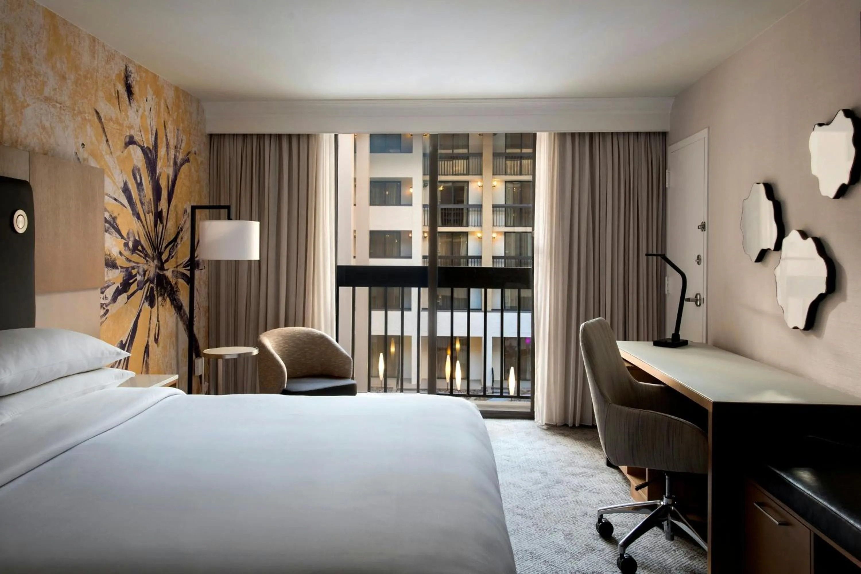 Photo of the whole room, Bed in Westchester Marriott