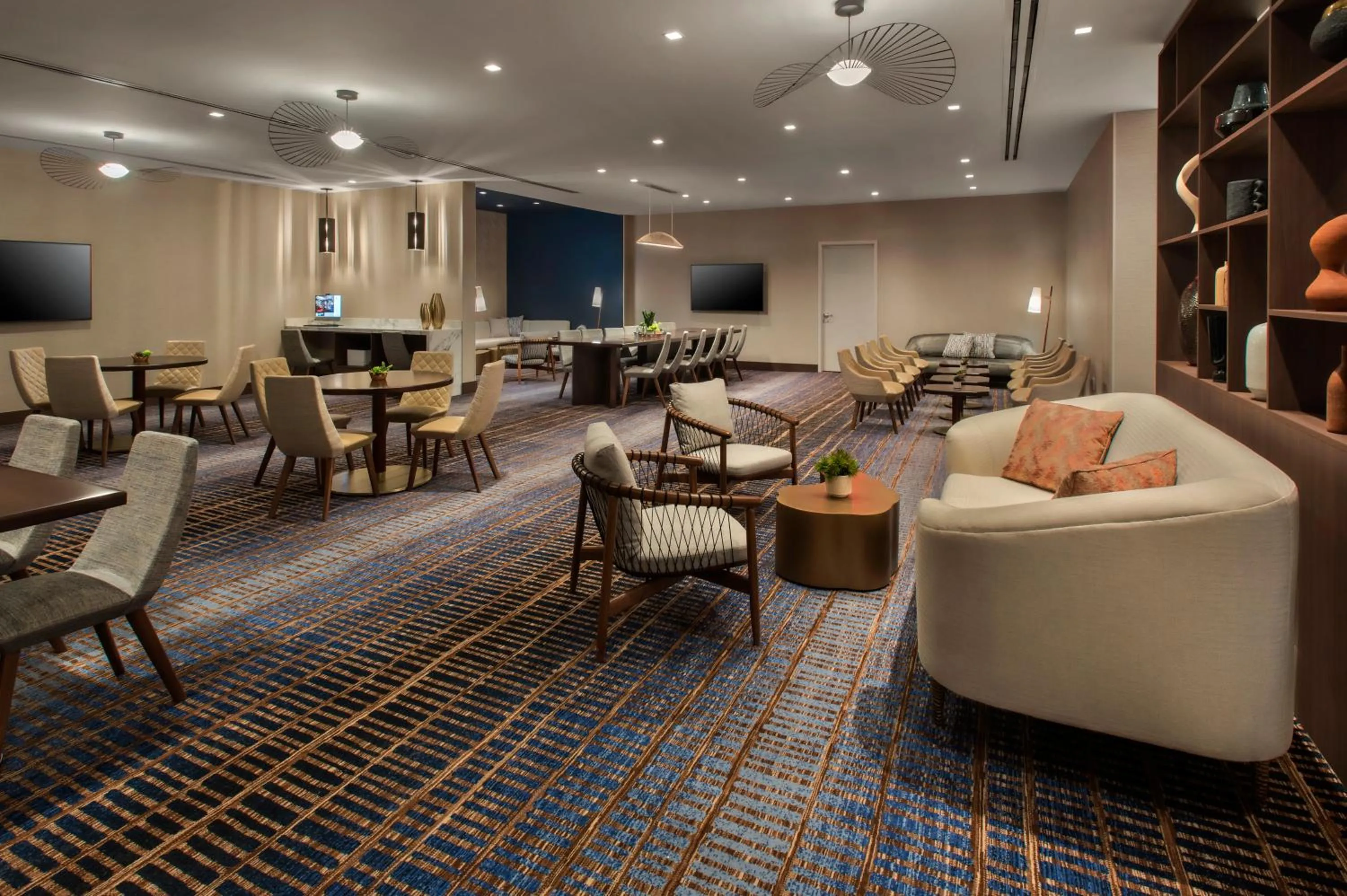 Lounge or bar in Westchester Marriott
