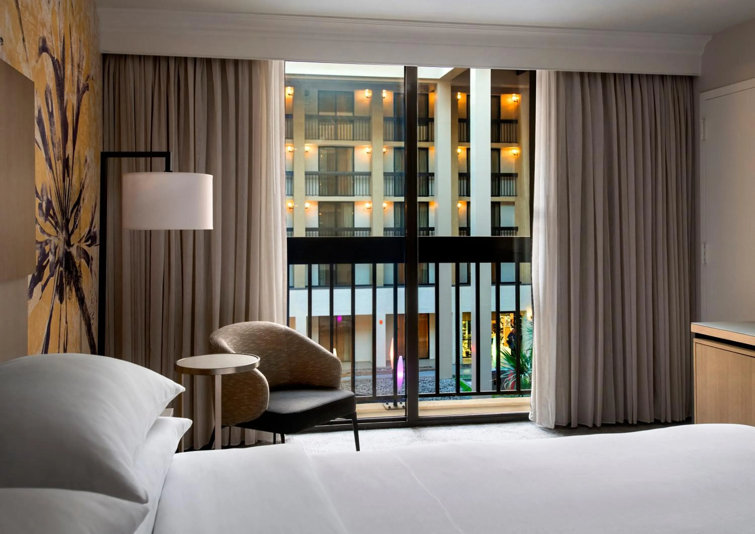 Balcony/Terrace, Bed in Westchester Marriott