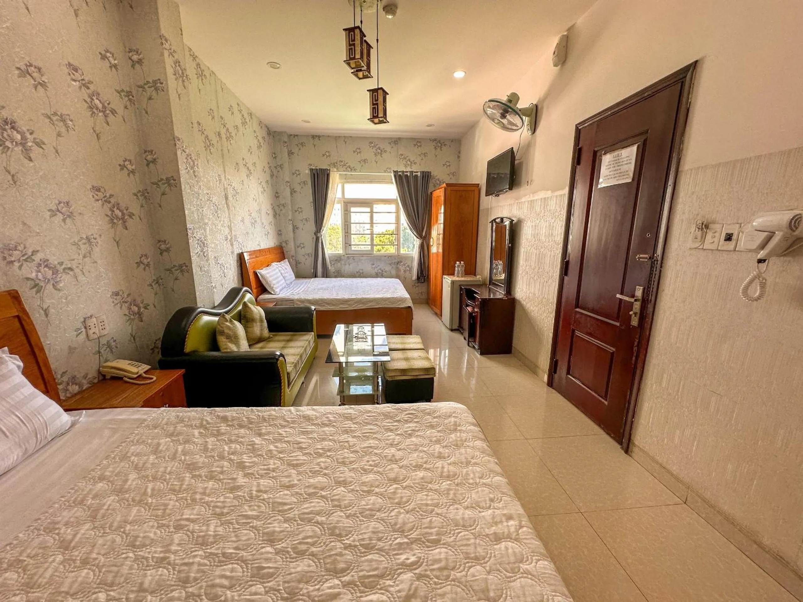 Living room, Bed in Hotel Phu Hai