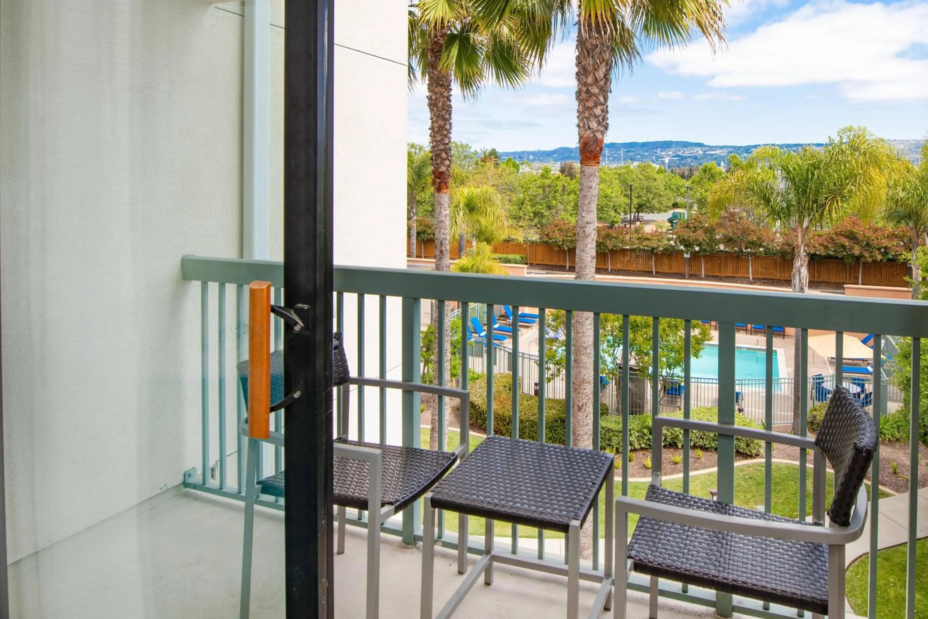 Photo of the whole room in Courtyard by Marriott Oakland Airport