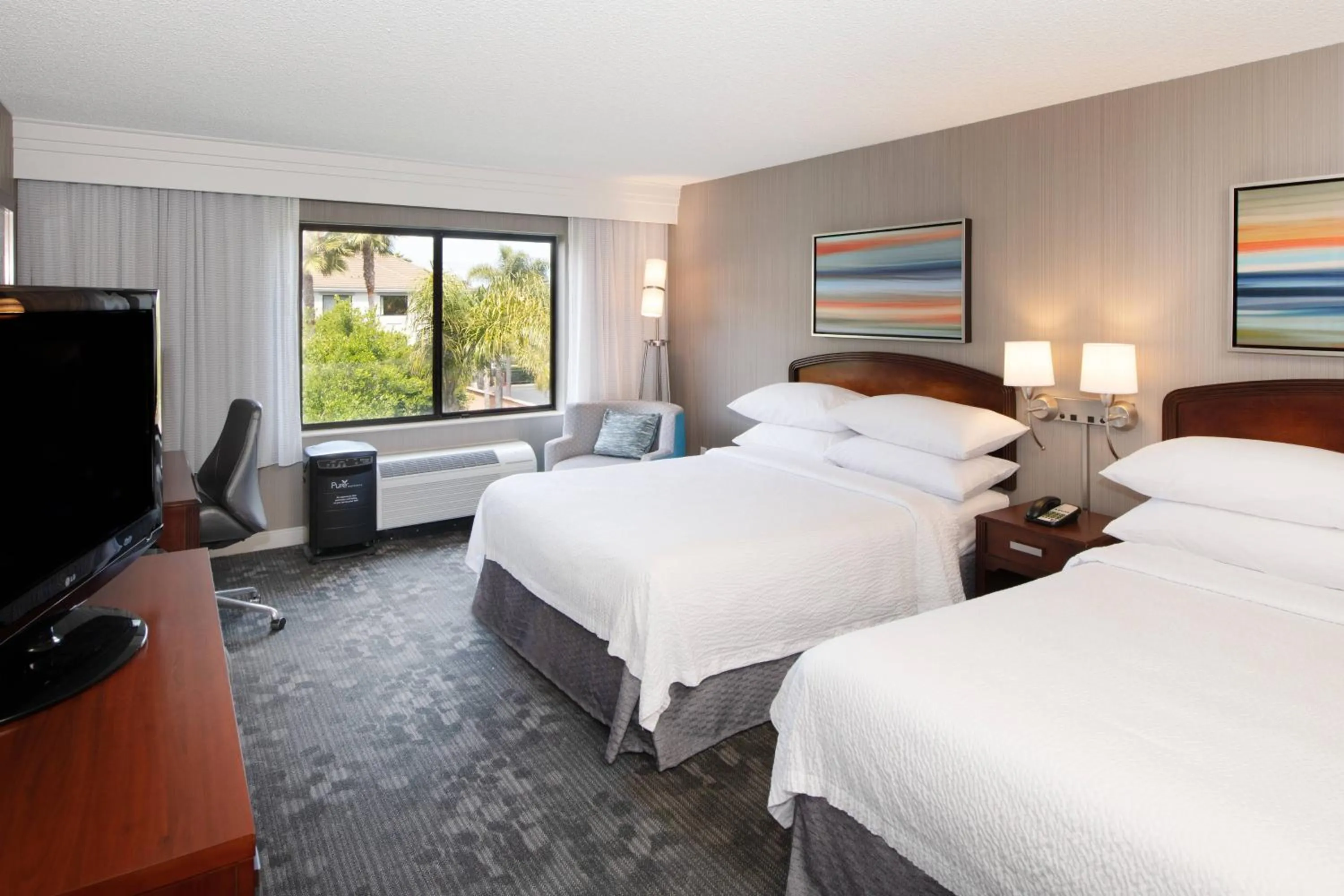 Photo of the whole room, Bed in Courtyard by Marriott Oakland Airport