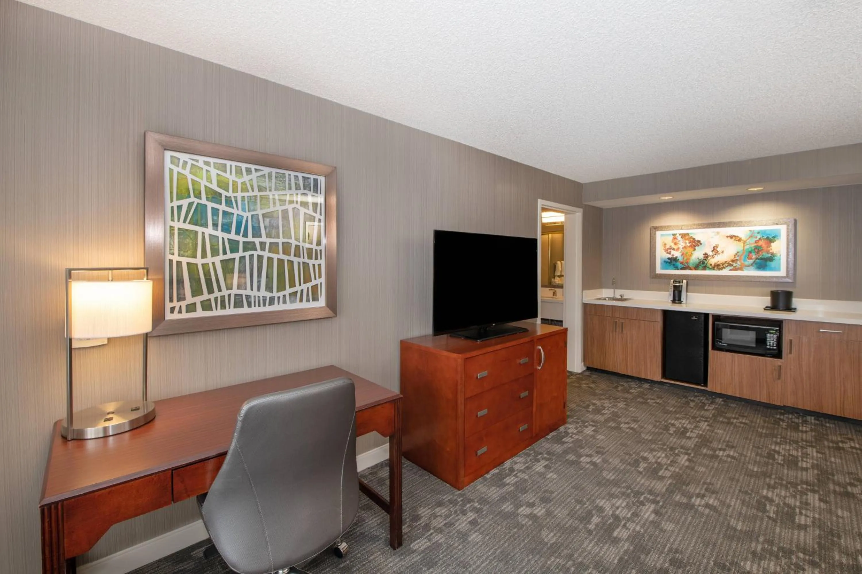 Living room in Courtyard by Marriott Oakland Airport
