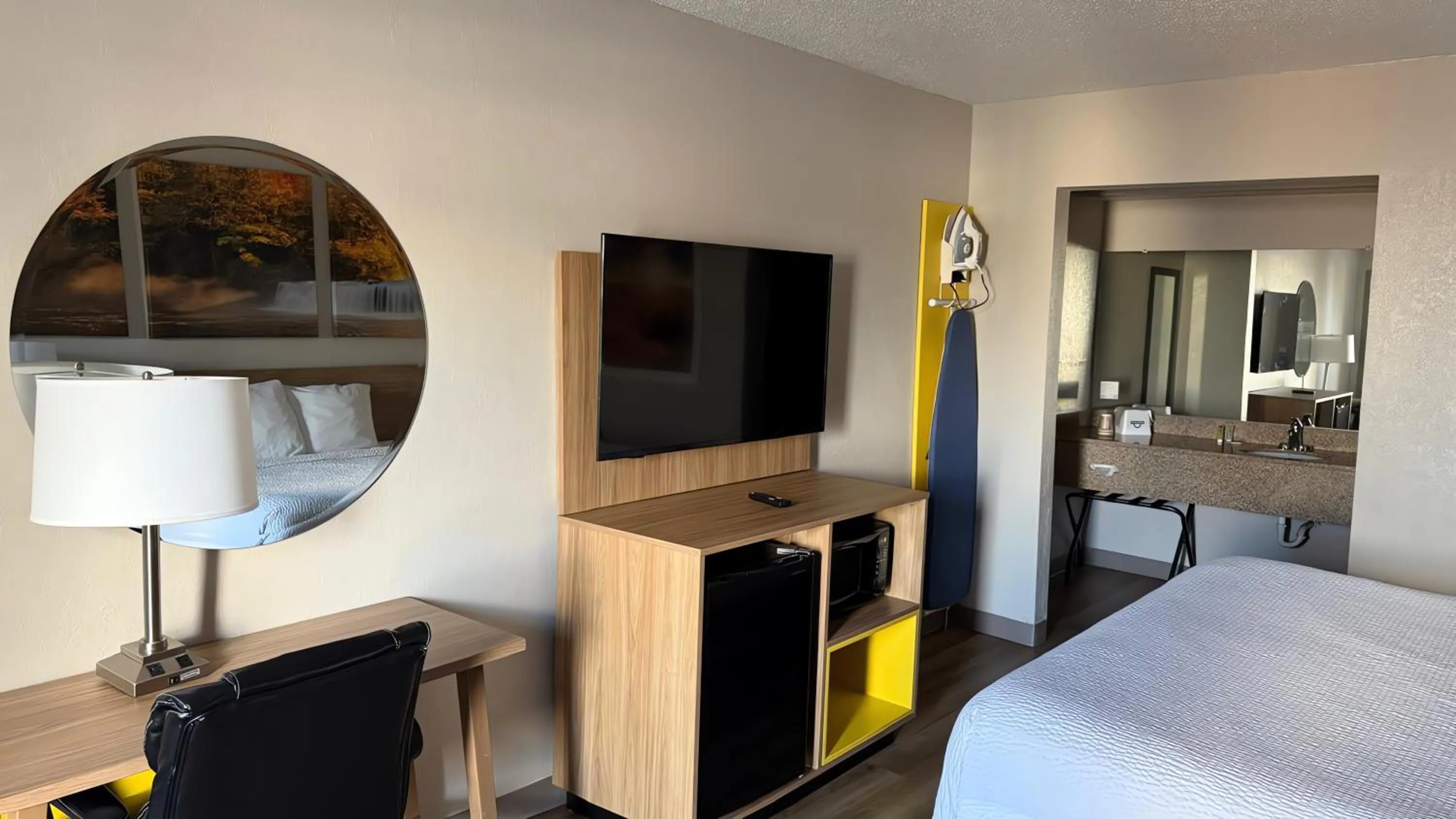 TV and multimedia, Bed in Days Inn by Wyndham Cookeville