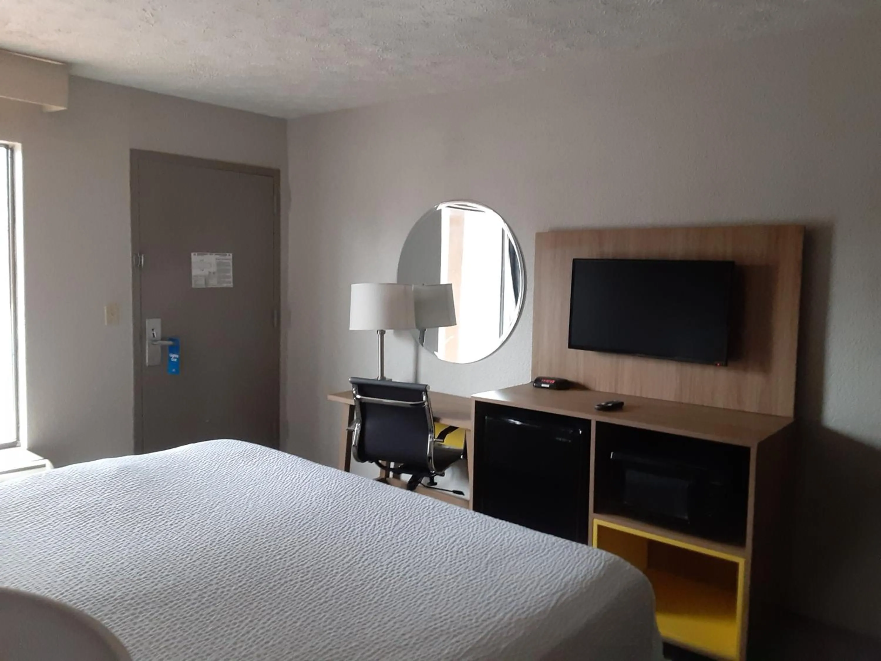 Communal lounge/ TV room, Bed in Days Inn by Wyndham Cookeville