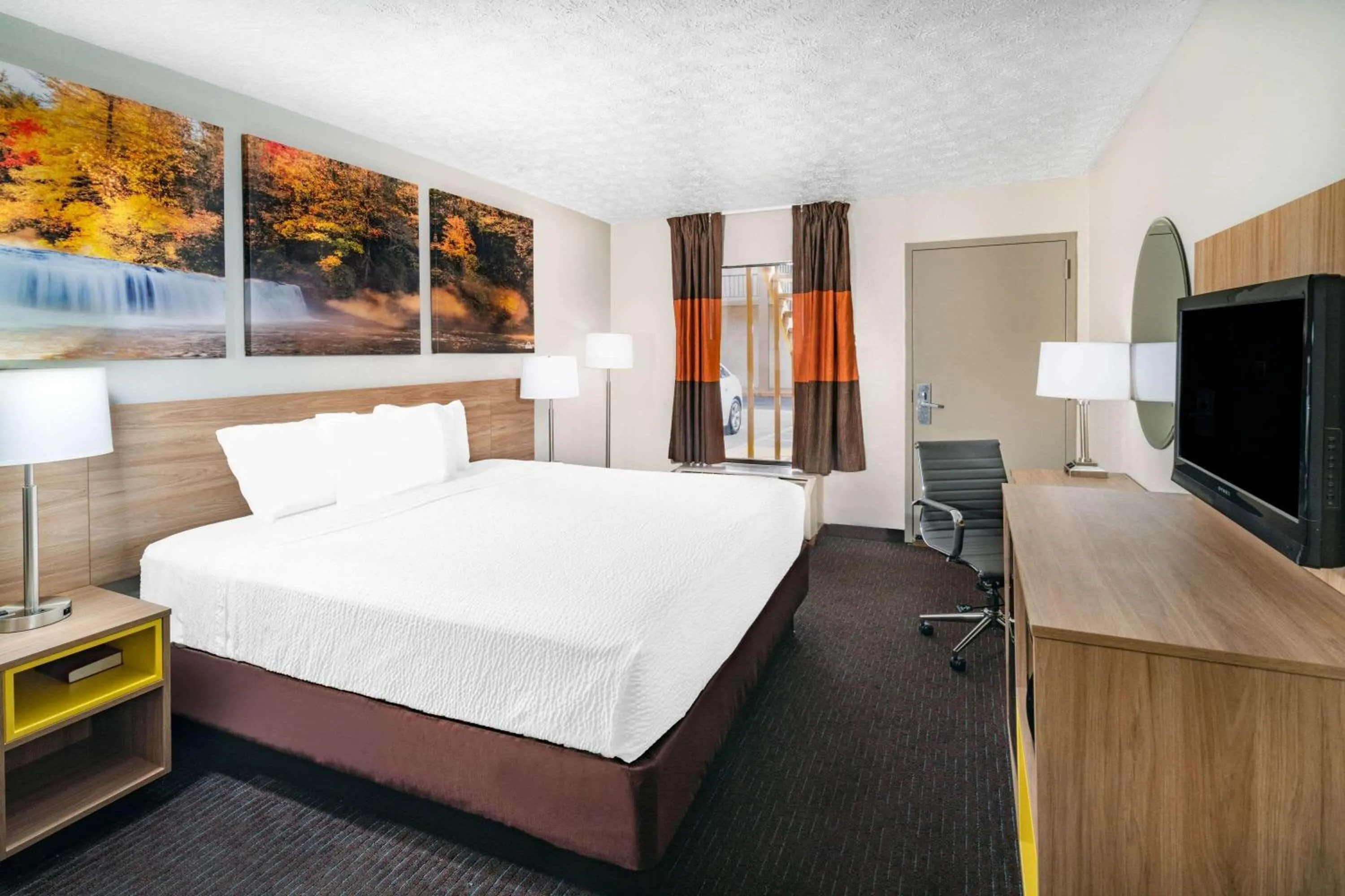 Photo of the whole room, Bed in Days Inn by Wyndham Cookeville