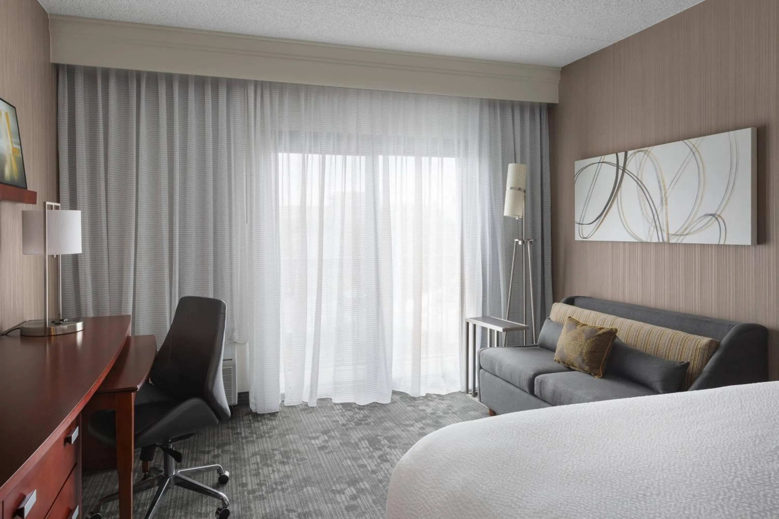 Photo of the whole room, Bed in Courtyard Philadelphia Devon/Villanova