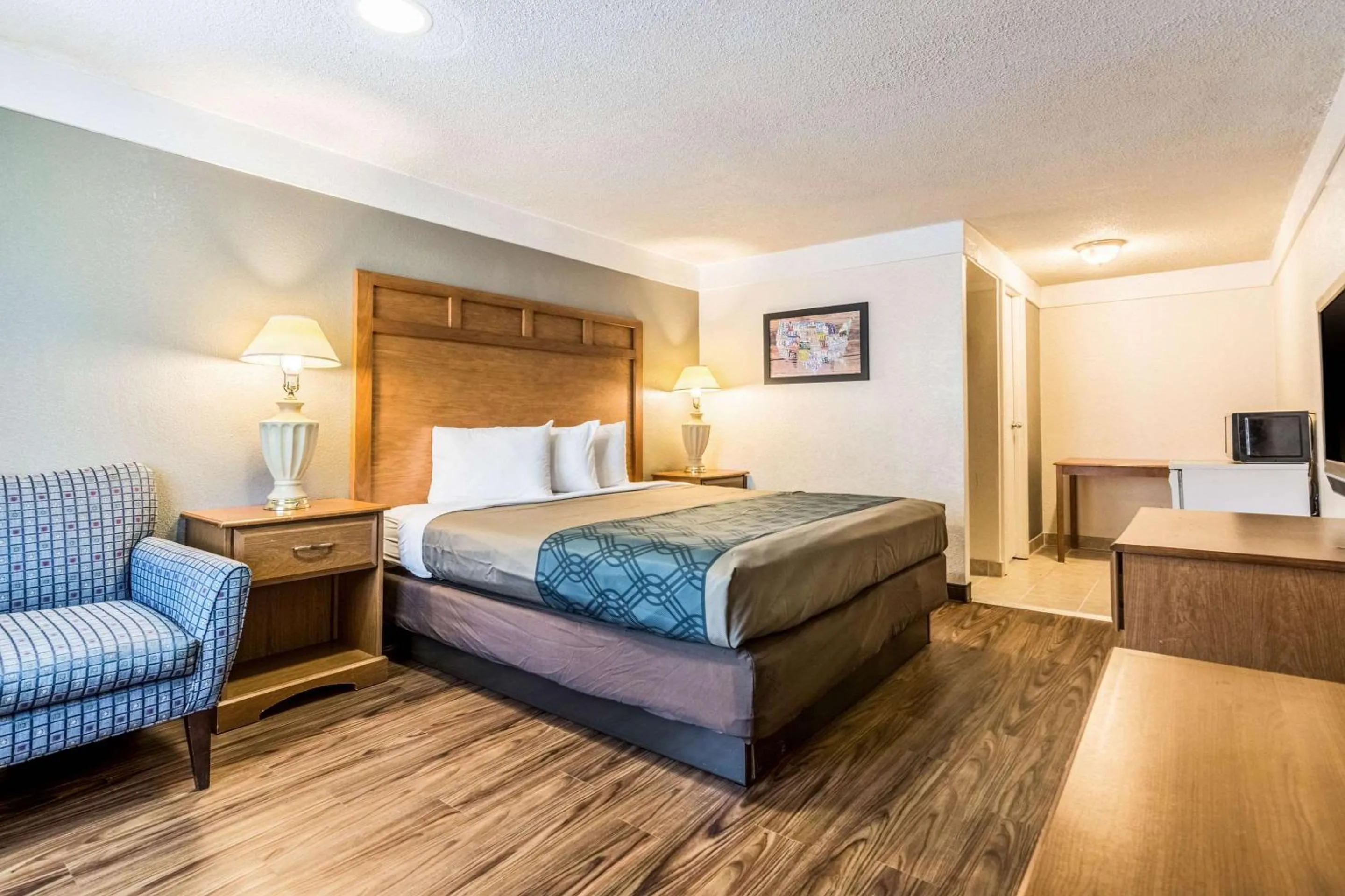 Photo of the whole room, Bed in Econo Lodge Gastonia North