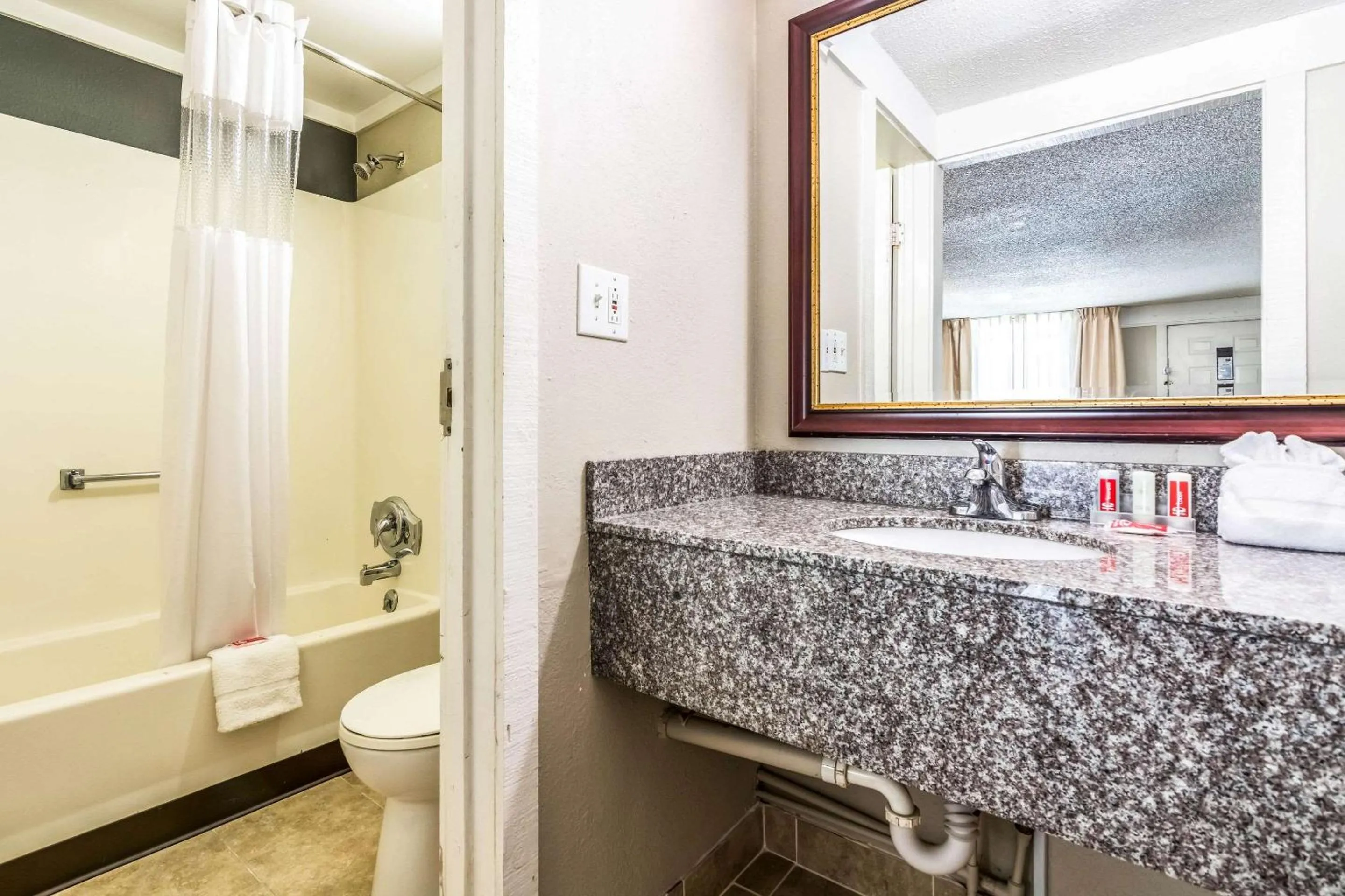 Shower in Econo Lodge Gastonia North