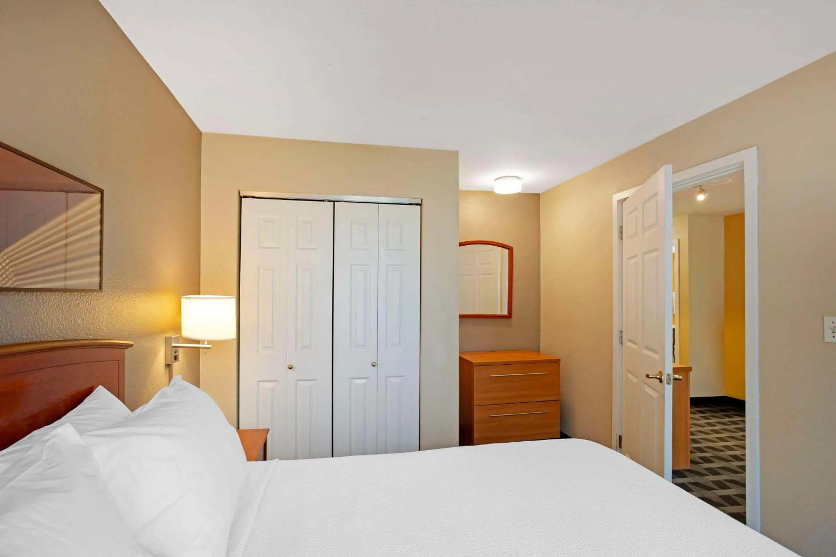 Bedroom, Bed in MainStay Suites Mt Laurel - Philadelphia