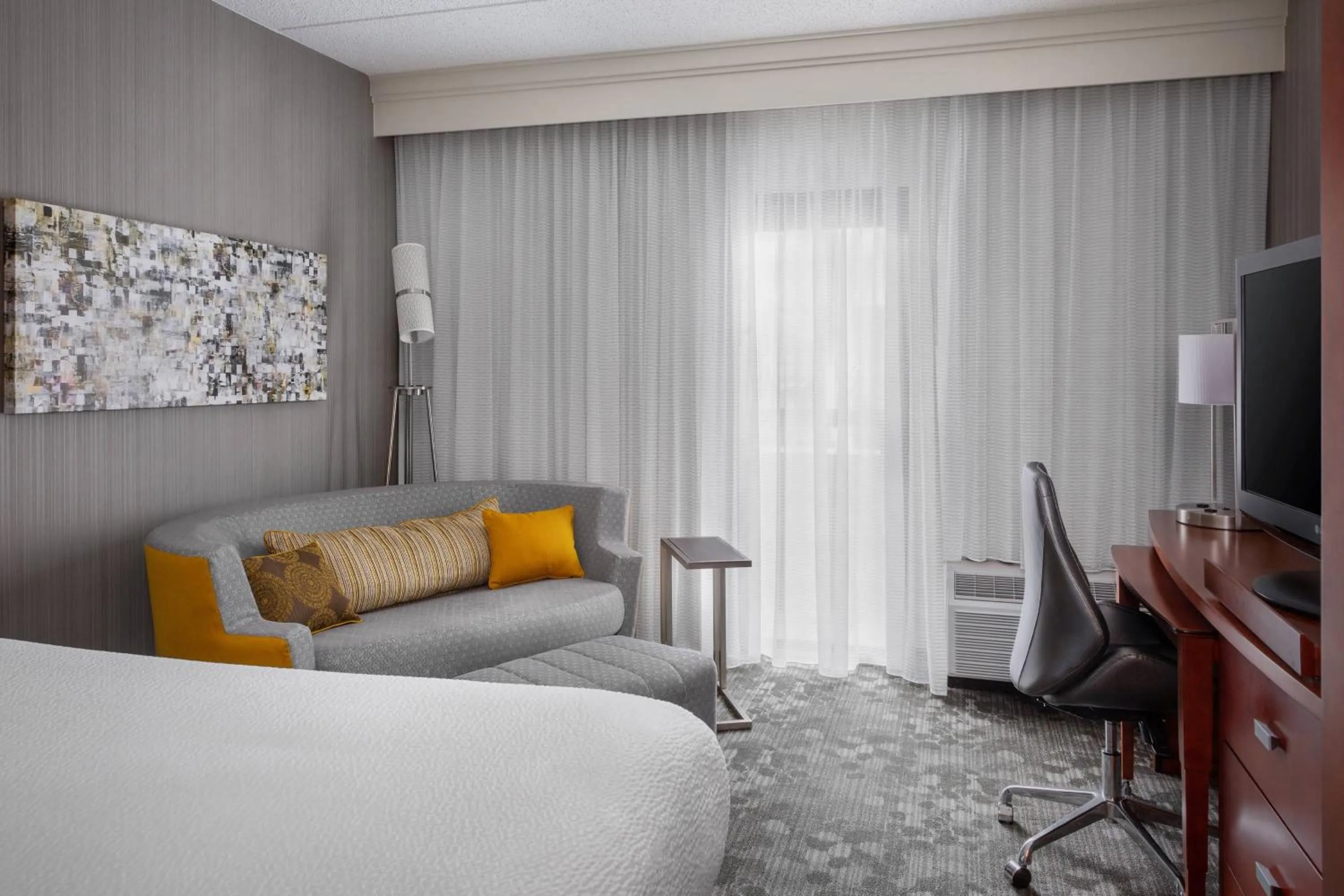 Photo of the whole room, Bed in Courtyard Philadelphia Willow Grove