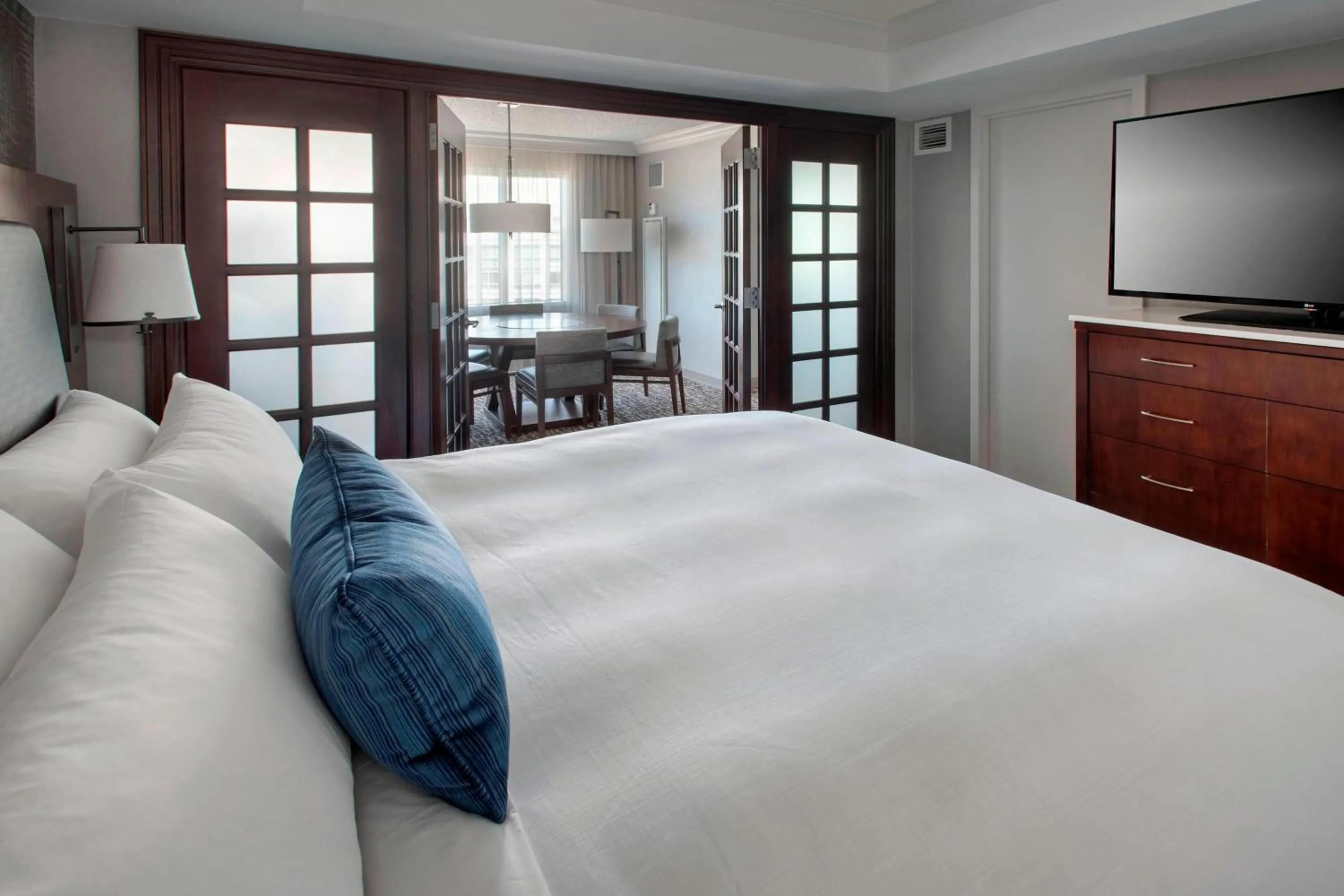 Photo of the whole room, Bed in Marriott Philadelphia West