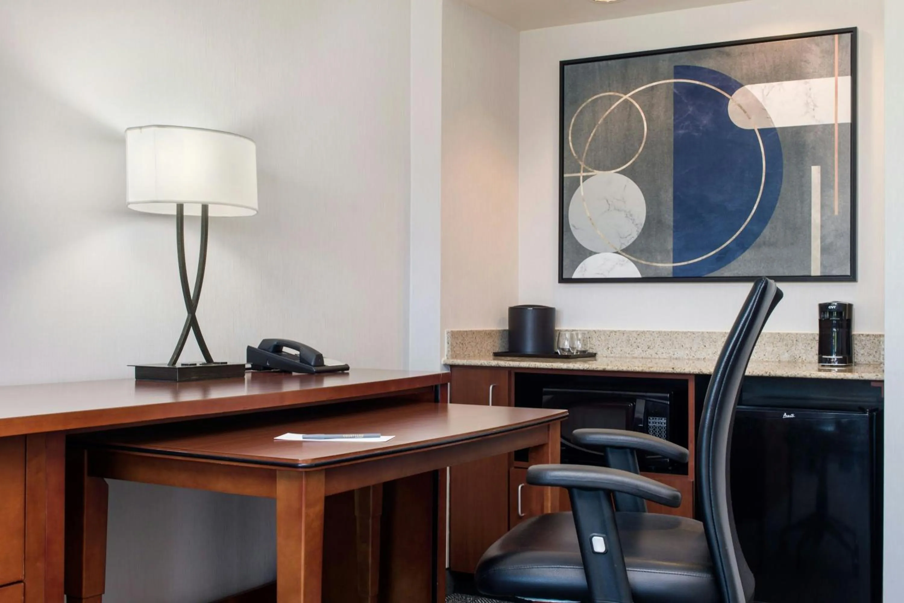 Photo of the whole room in Courtyard by Marriott Phoenix Airport