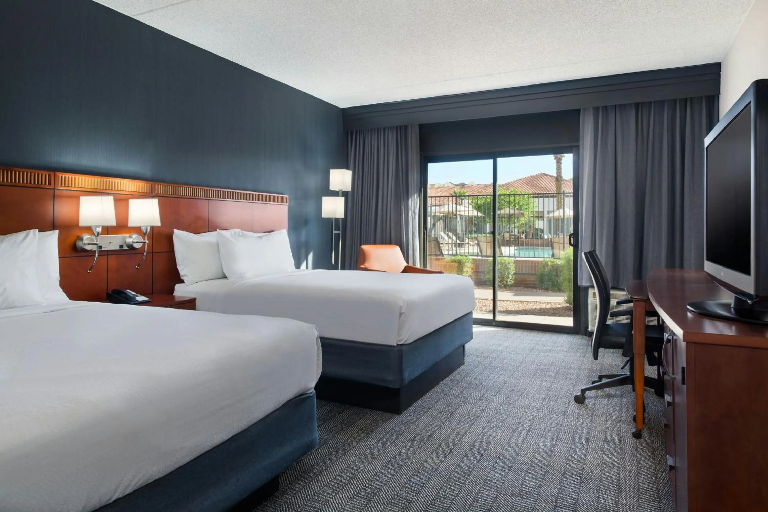 Photo of the whole room, Bed in Courtyard by Marriott Phoenix Airport