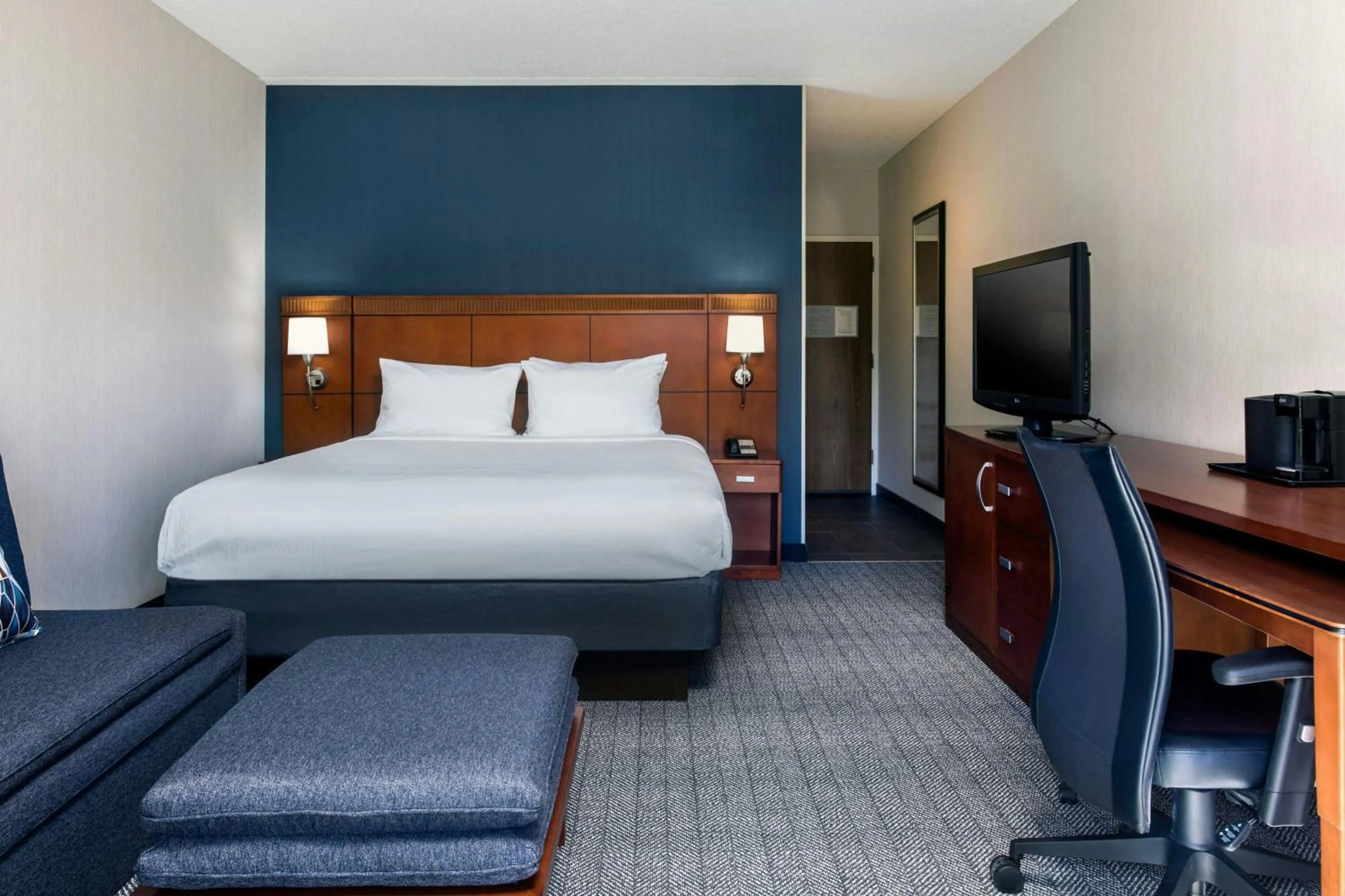 Photo of the whole room, Bed in Courtyard by Marriott Phoenix Airport