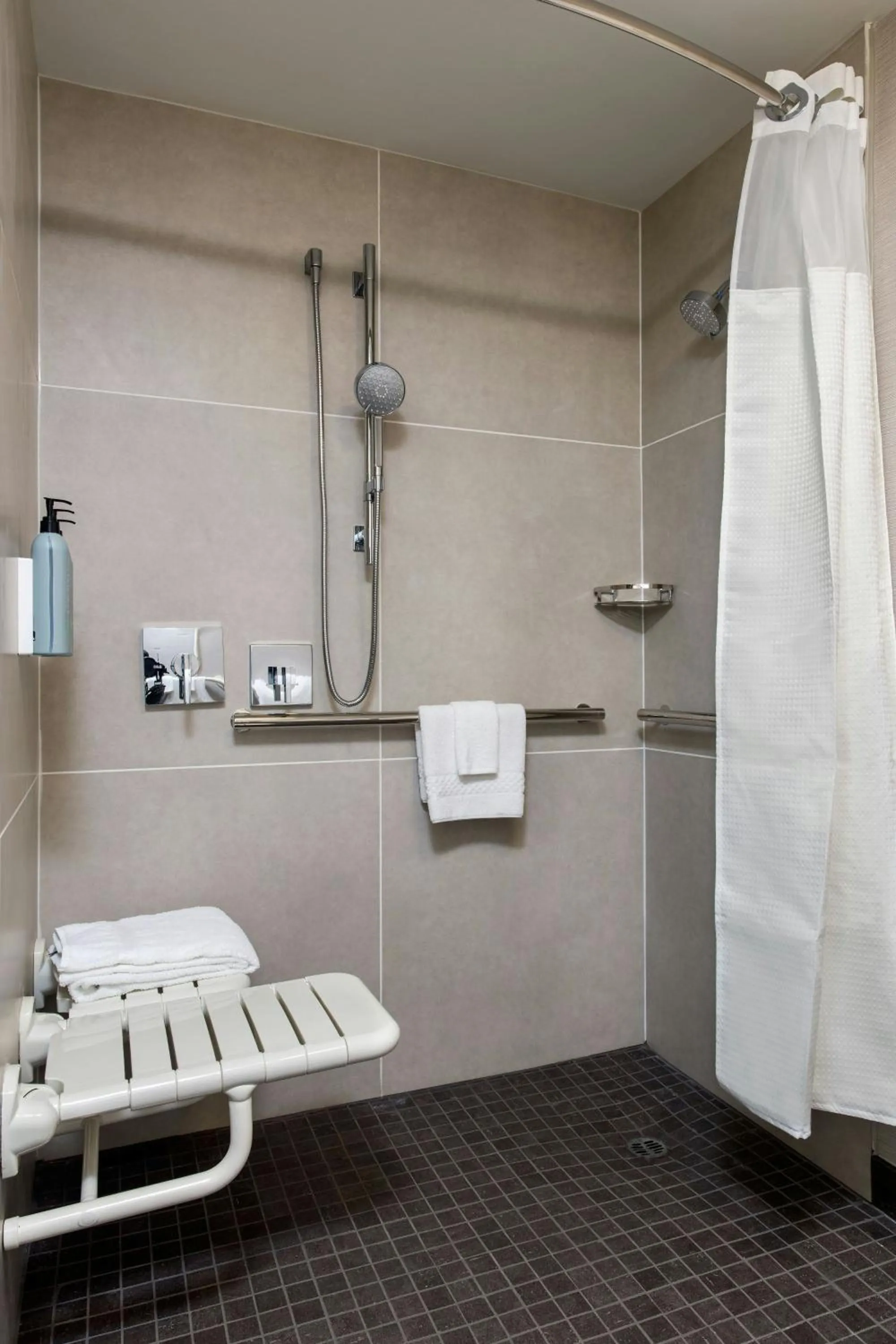 Bathroom in Courtyard by Marriott Phoenix Airport
