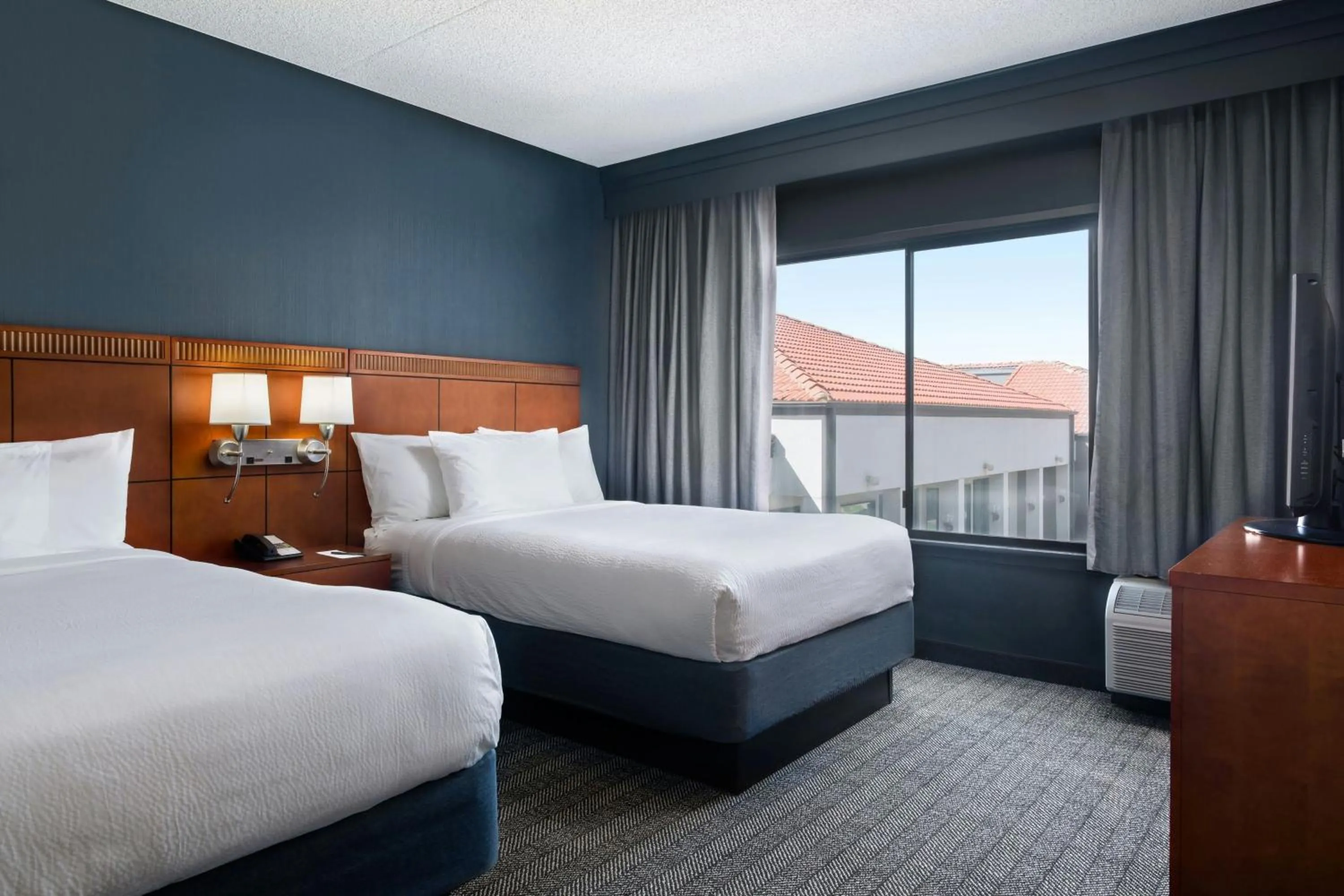 Photo of the whole room, Bed in Courtyard by Marriott Phoenix Airport