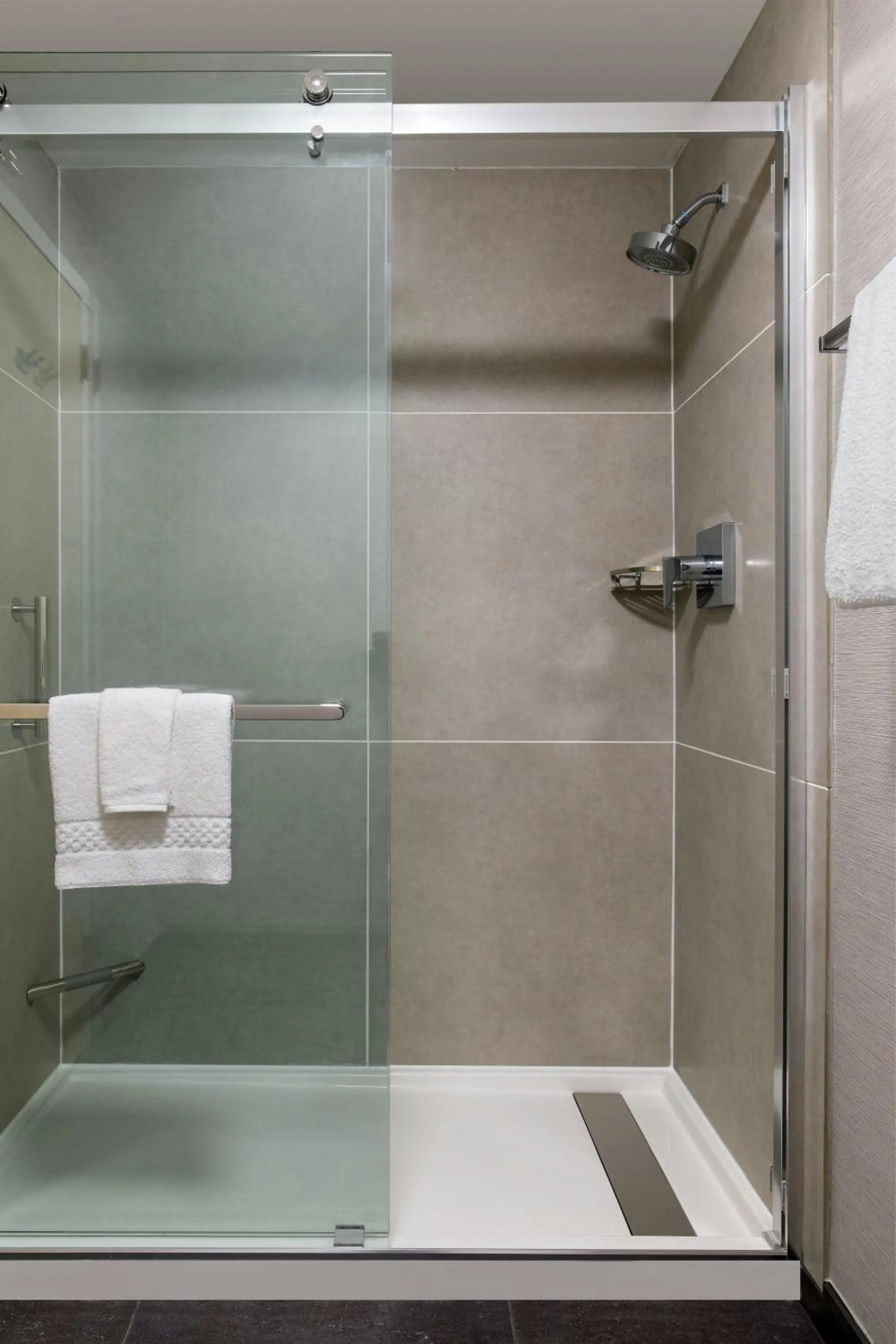 Bathroom in Courtyard by Marriott Phoenix Airport