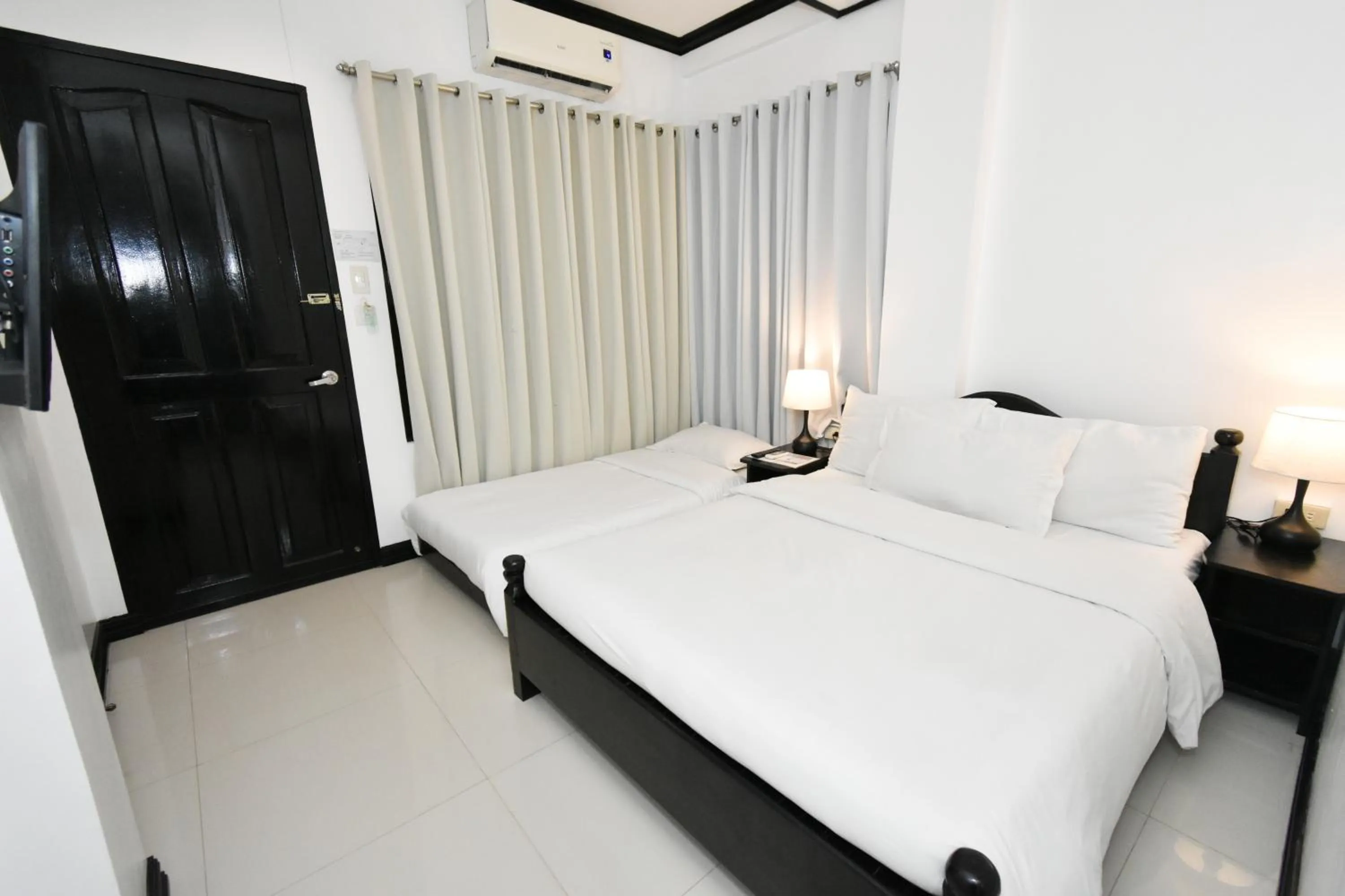 Bed in Swiftlets Inn