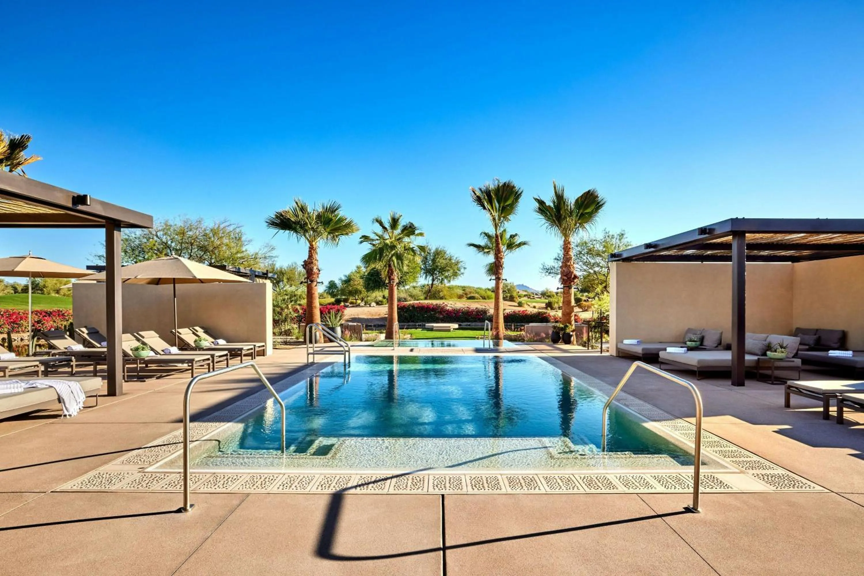 Swimming pool in JW Marriott Phoenix Desert Ridge Resort & Spa