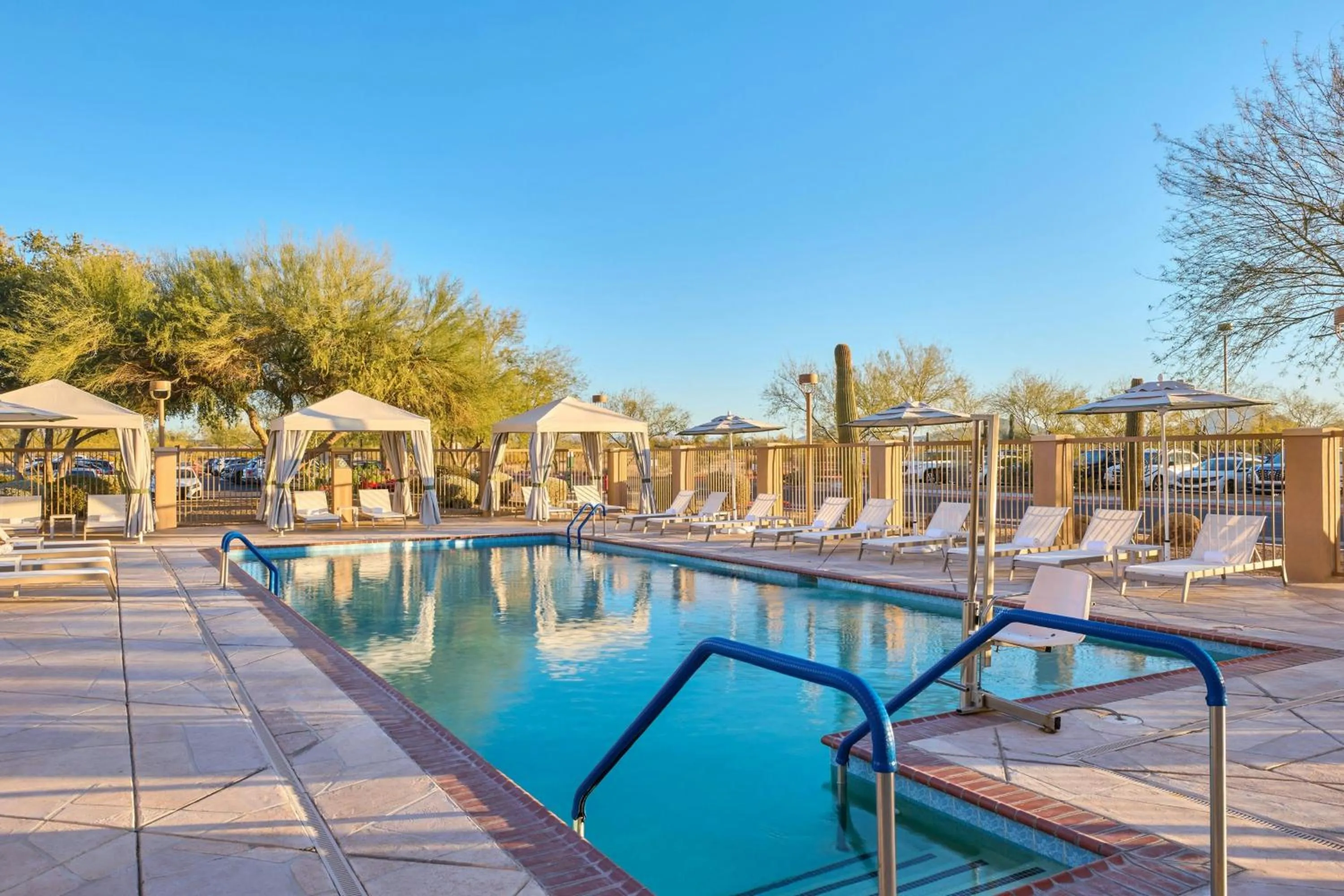 Swimming pool in Residence Inn Phoenix Desert View at Mayo Clinic