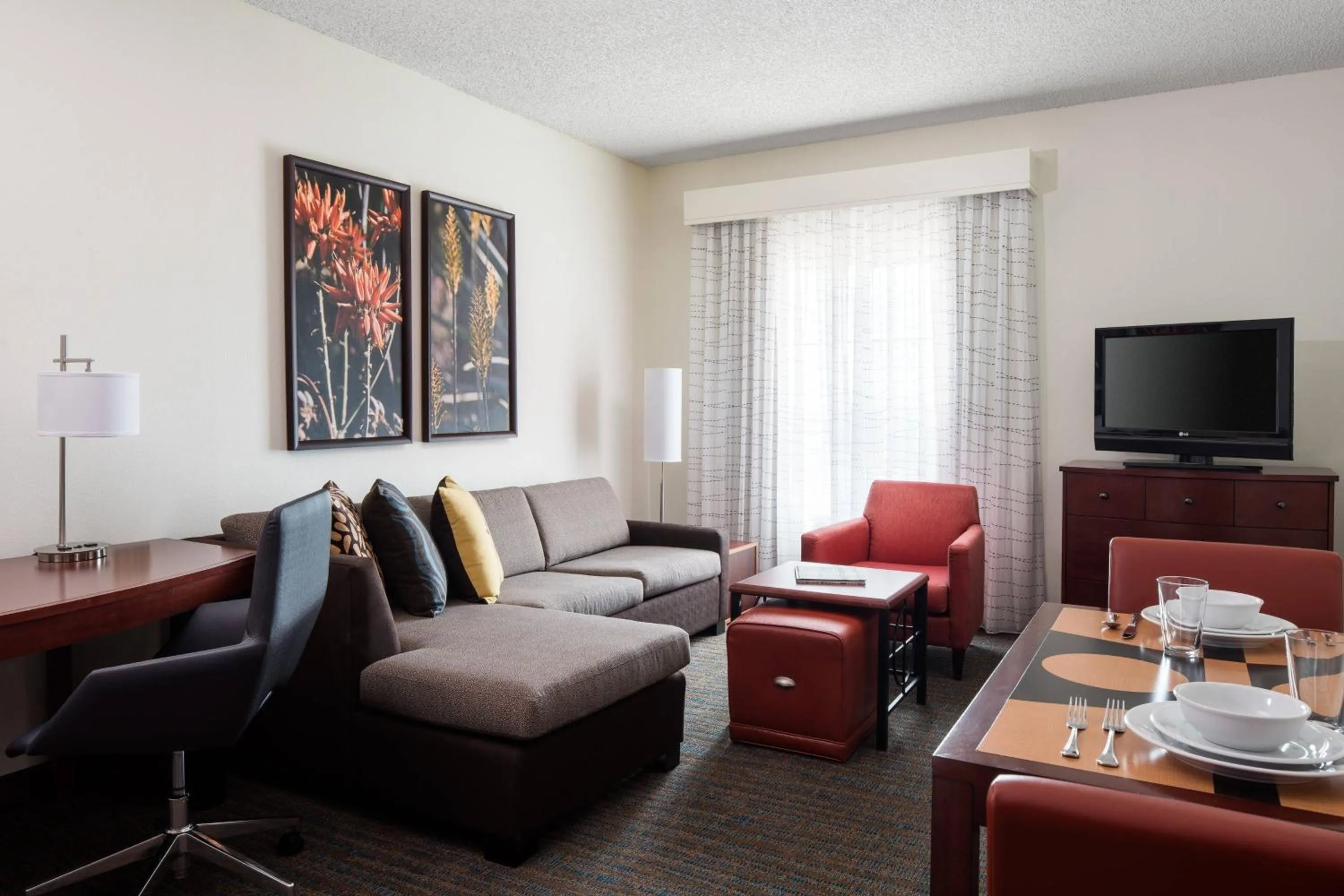 Living room in Residence Inn Phoenix Desert View at Mayo Clinic