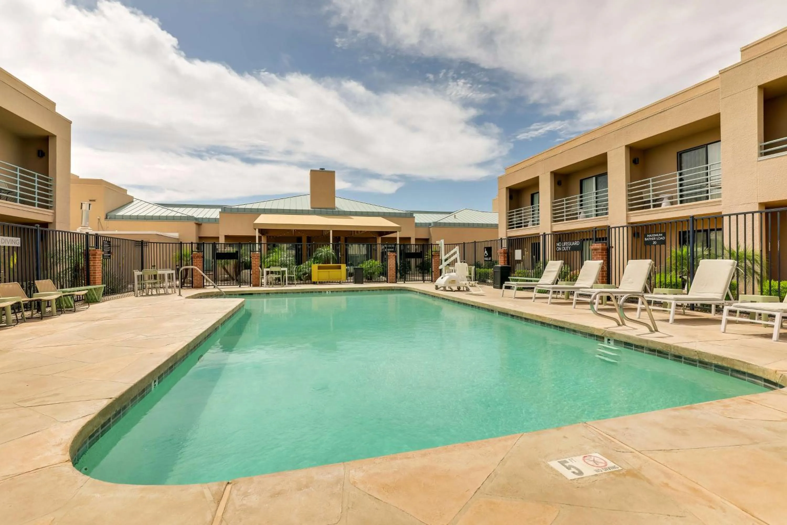 Pool view in Sonesta Select Scottsdale at Mayo Clinic Campus