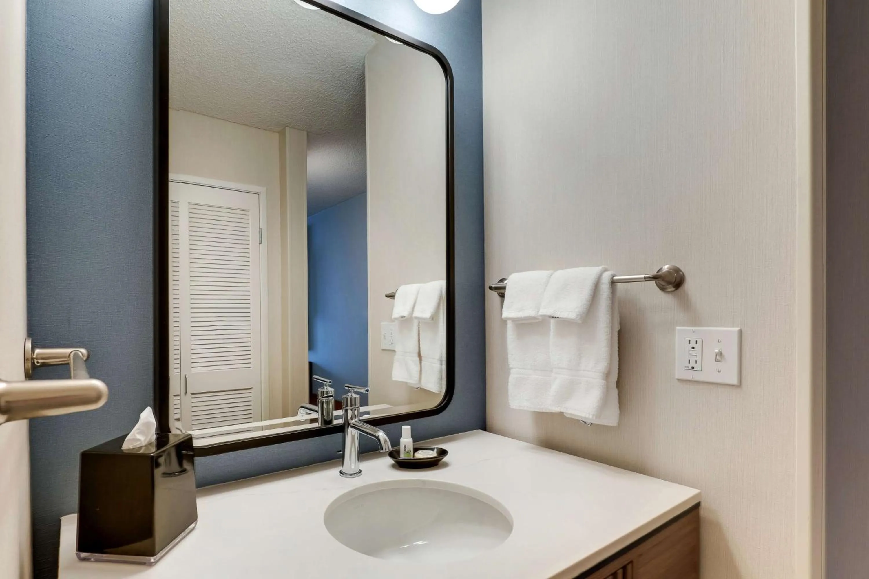 Bathroom in Sonesta Select Scottsdale at Mayo Clinic Campus