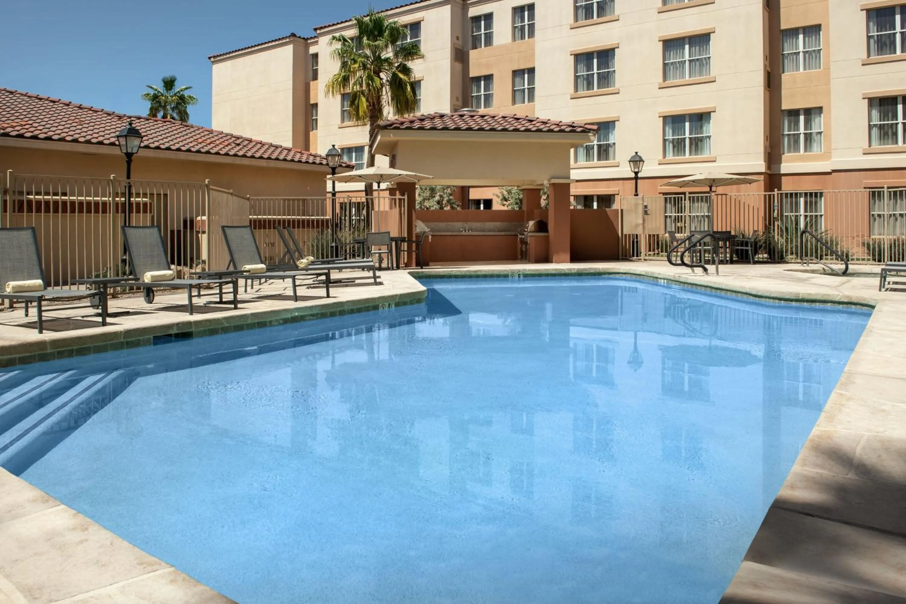 Swimming pool in Residence Inn by Marriott Phoenix Airport