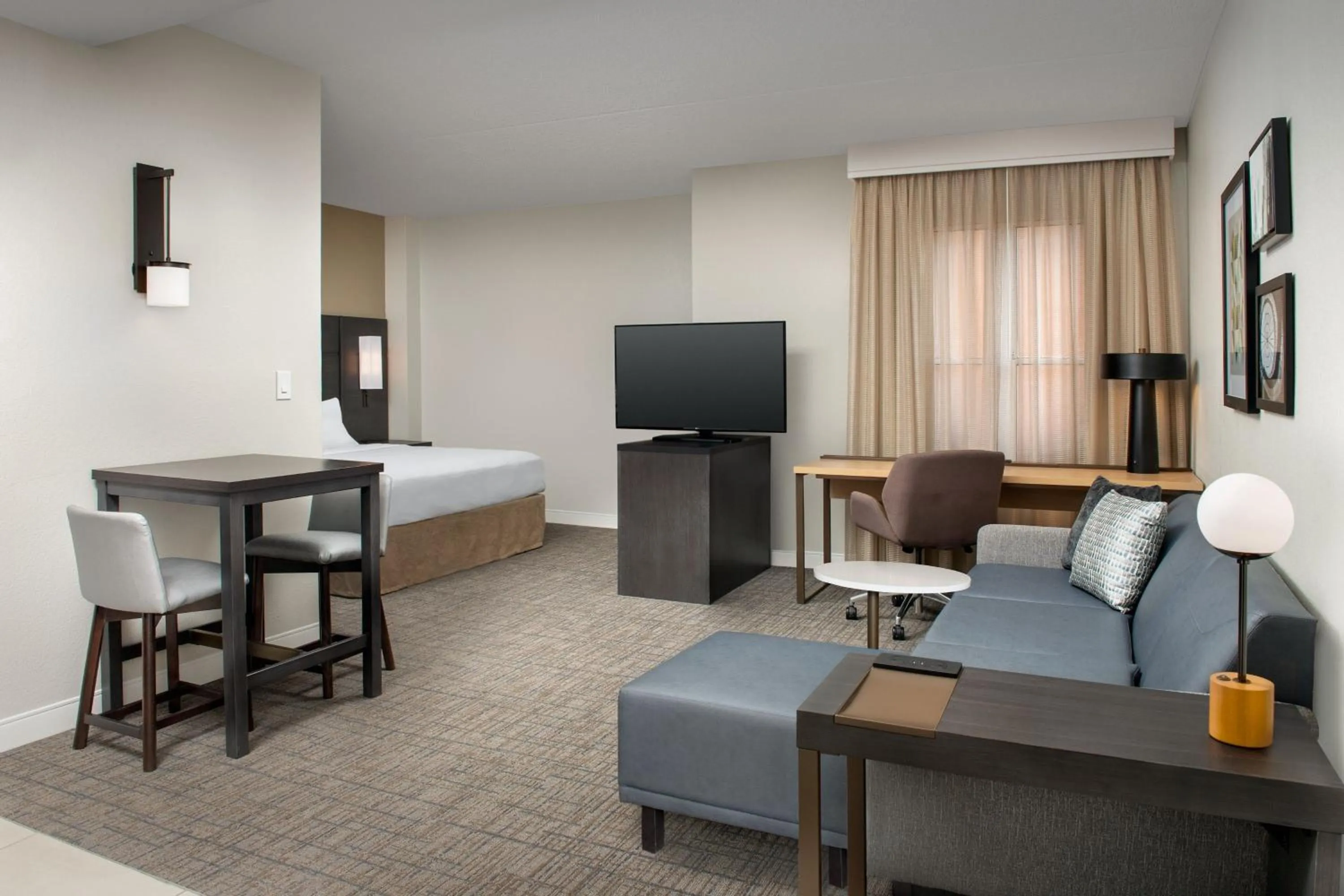 Living room, Bed in Residence Inn by Marriott Phoenix Airport