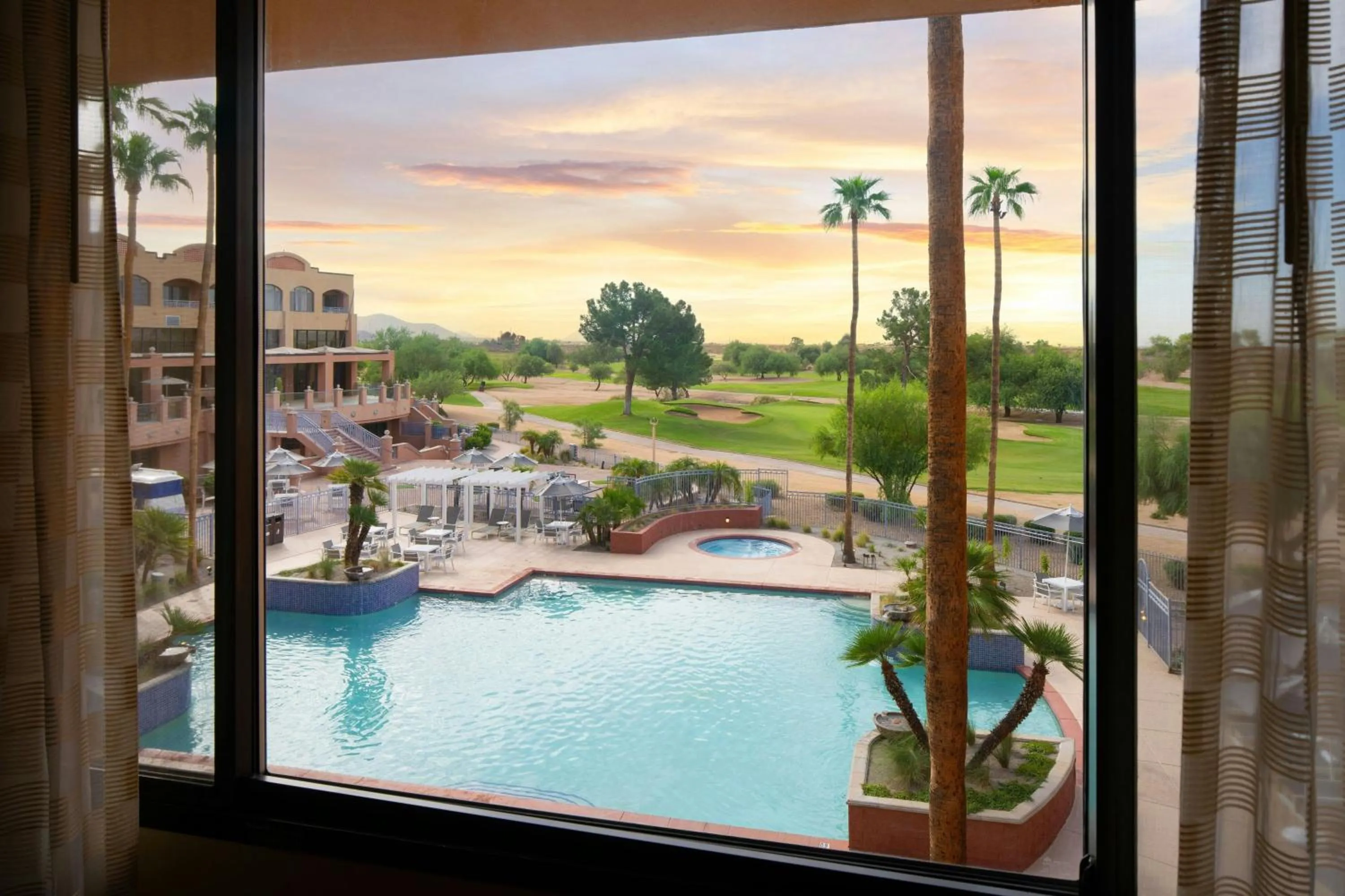 Swimming pool in Scottsdale Marriott at McDowell Mountains