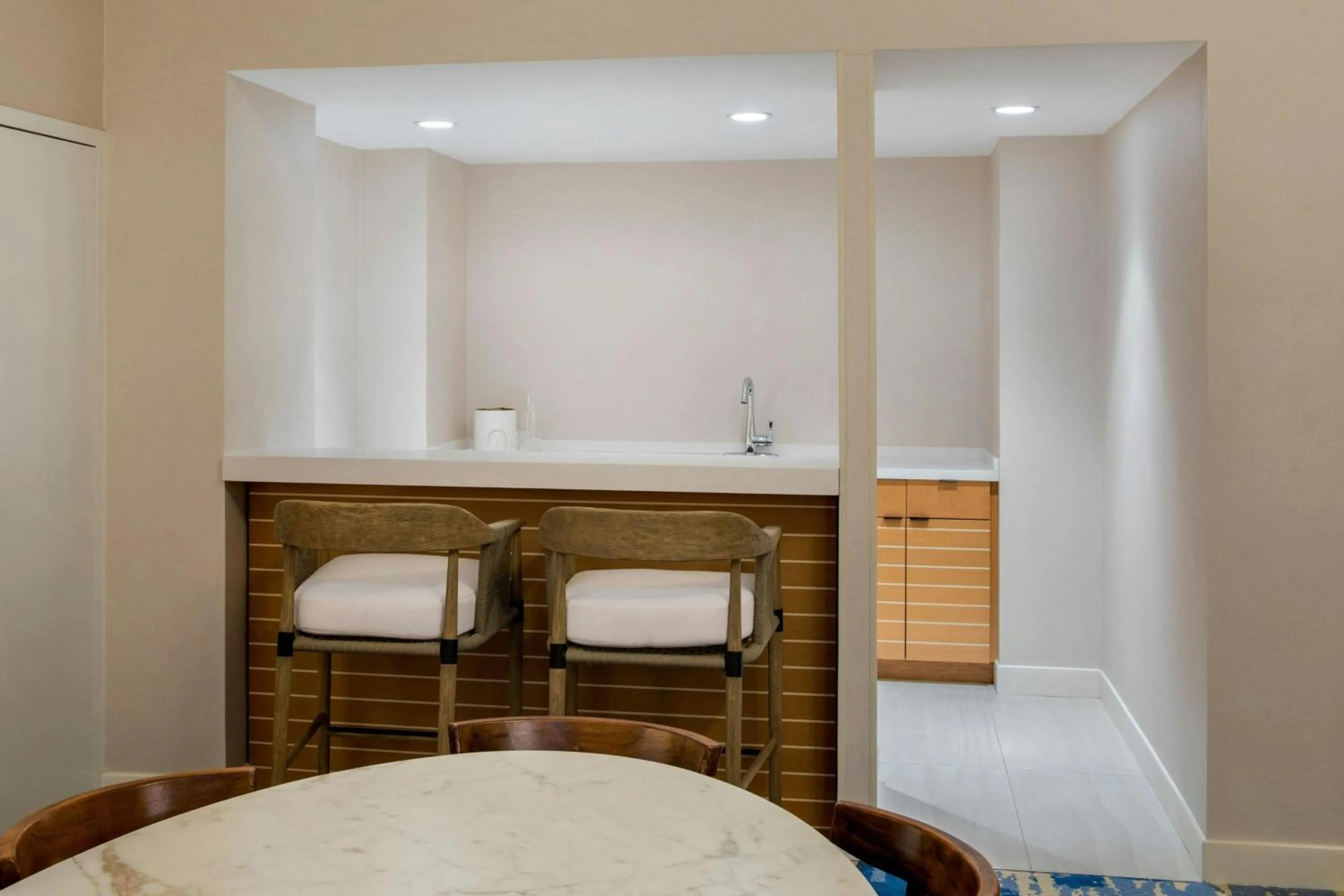 Lounge or bar, Bed in Newport Marriott Hotel & Spa